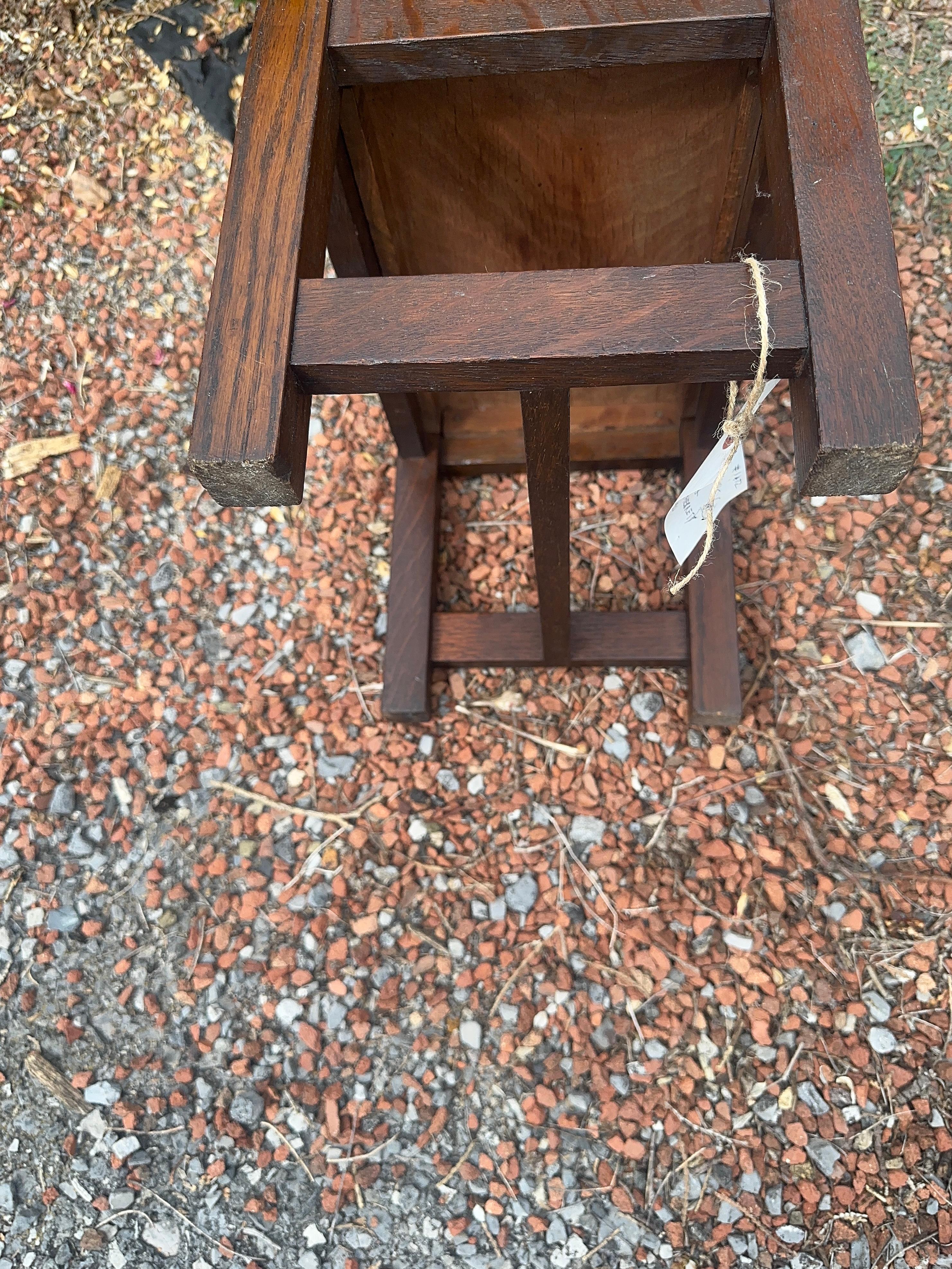 Arts and Crafts Tabouret ancien 
