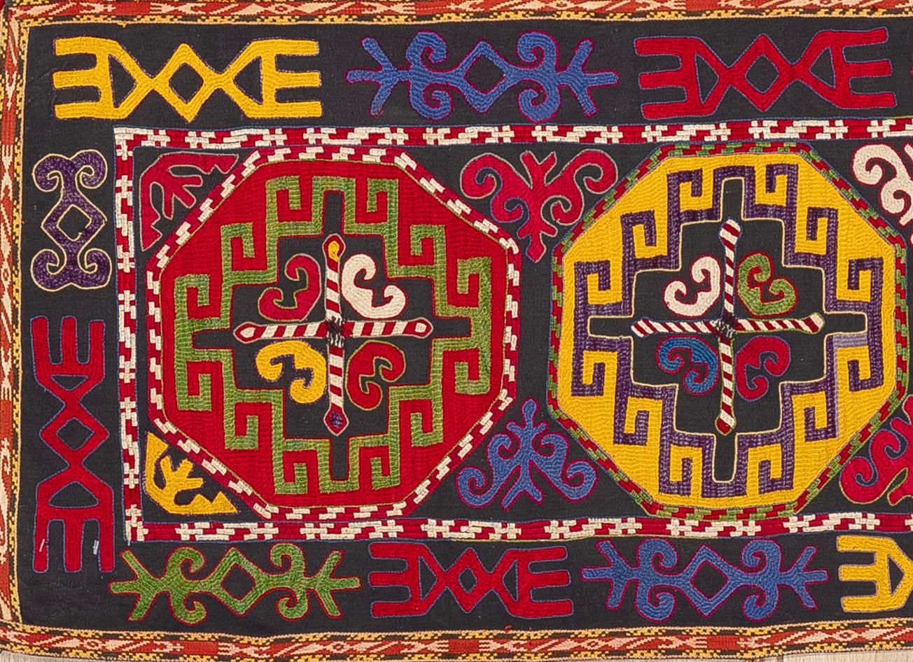 Diese antike Lakai-Stickerei aus den Jahren 1900-1925 ist ein hervorragendes Beispiel für die kühne Textiltradition der Lakai in Zentralasien. Die für ihre dramatischen und ausdrucksstarken Designs bekannten Lakai-Stickereien zeigen oft kantige