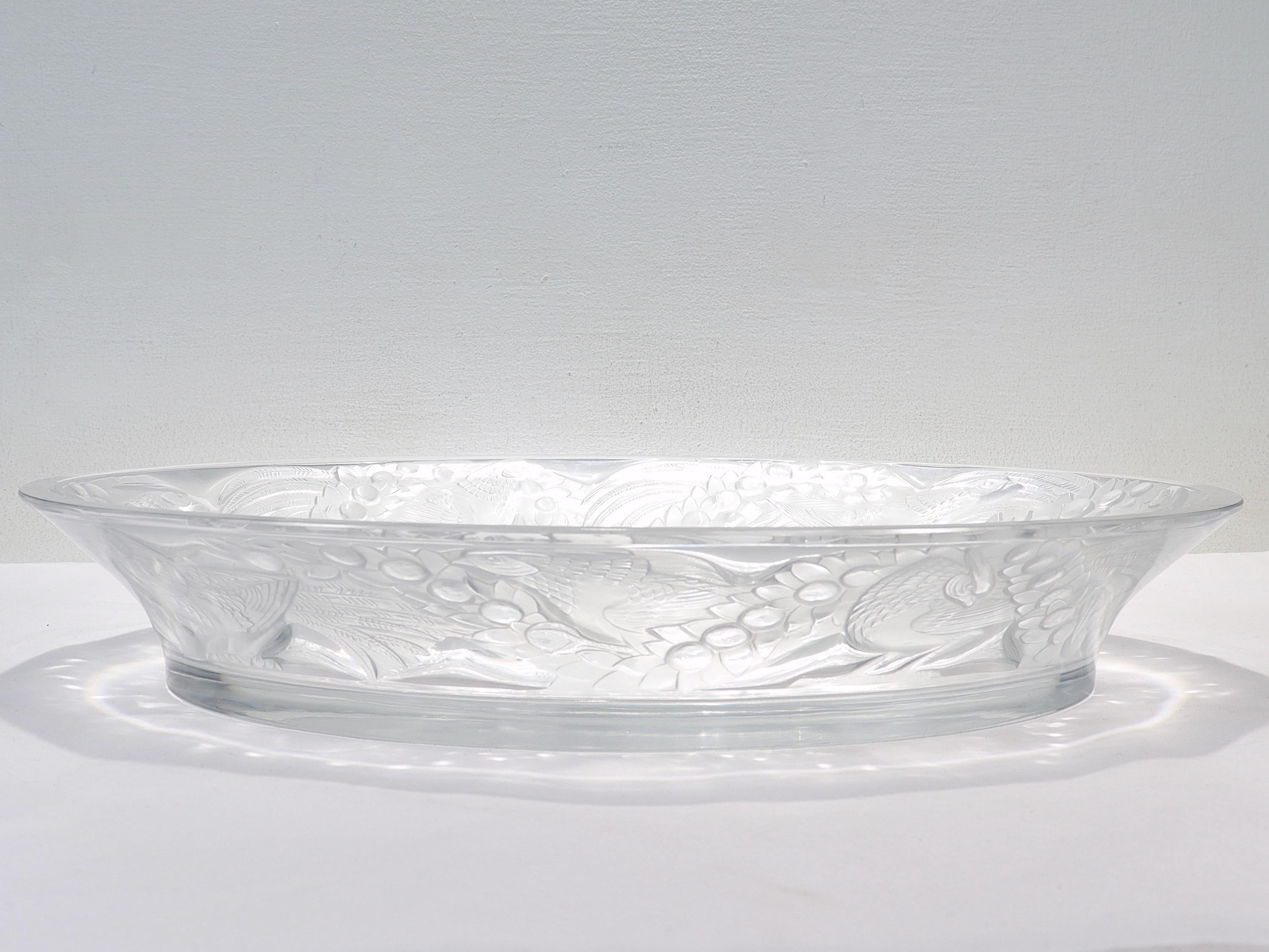 Antike ovale Schale „Faisans“ aus Lalique-Kunstglas mit breitem Rand-Dekor (Art déco) im Angebot