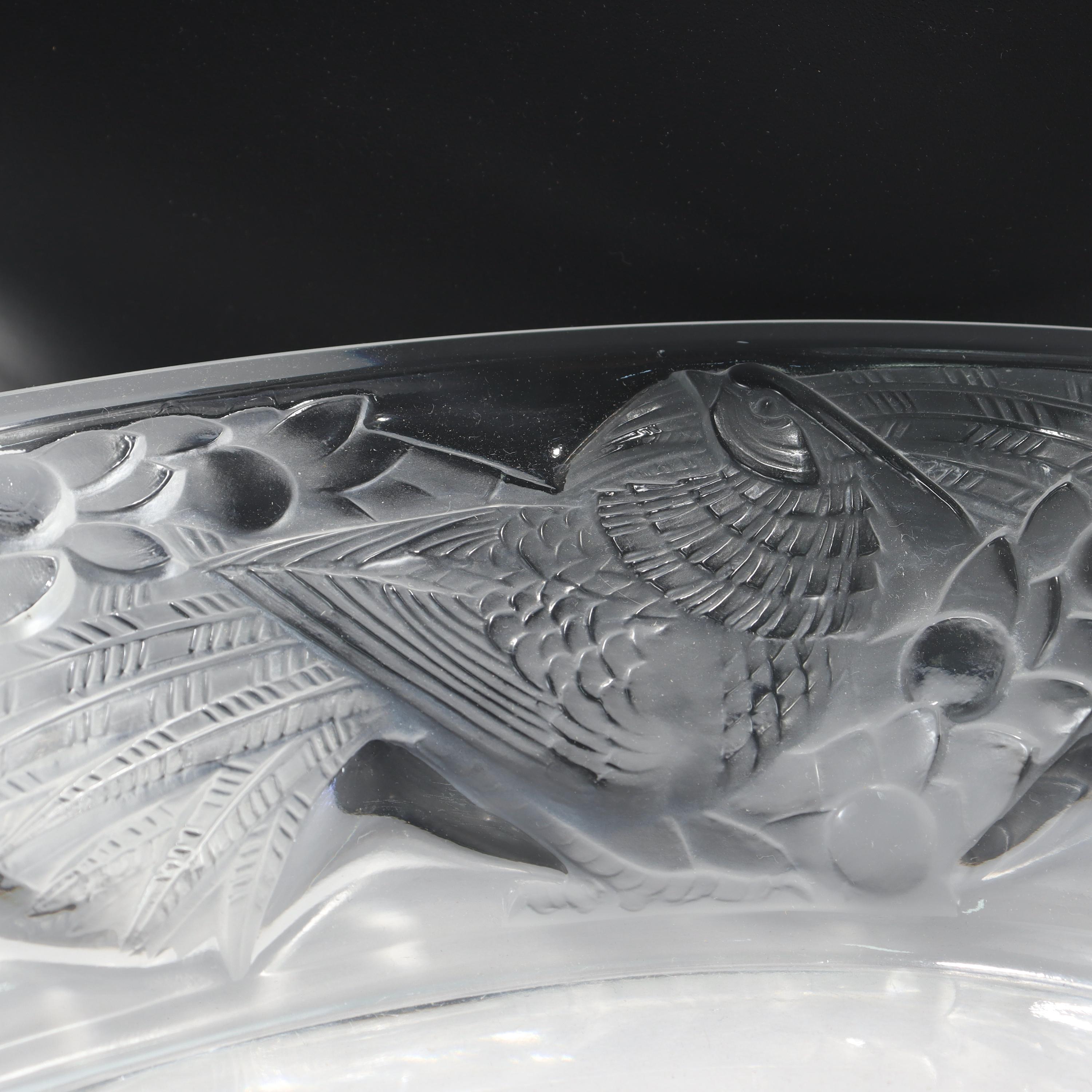 Antike ovale Schale „Faisans“ aus Lalique-Kunstglas mit breitem Rand-Dekor (20. Jahrhundert) im Angebot