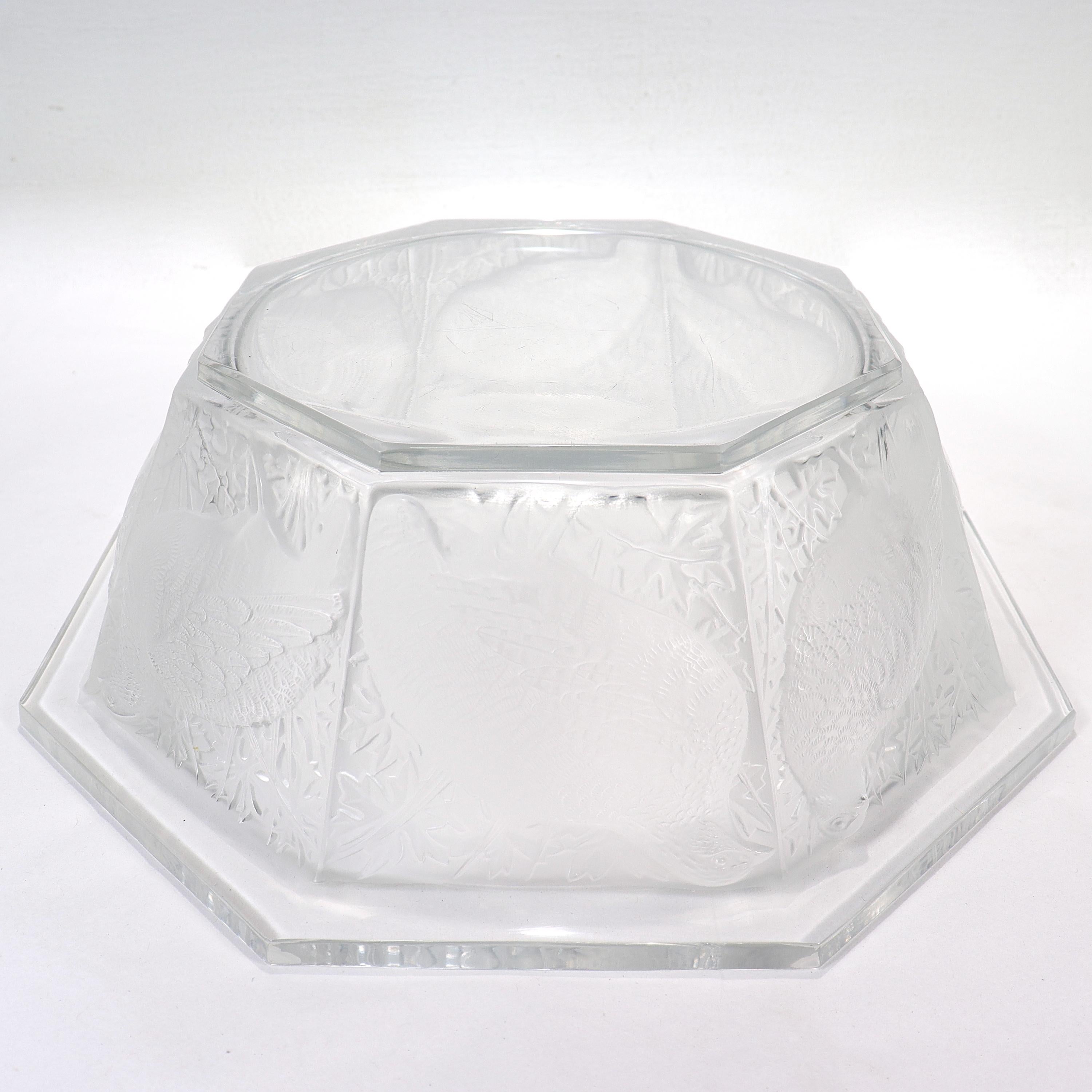 Antike achteckige Schale aus französischem Lalique-Kunstglas „Caille“, mattiert im Angebot 2