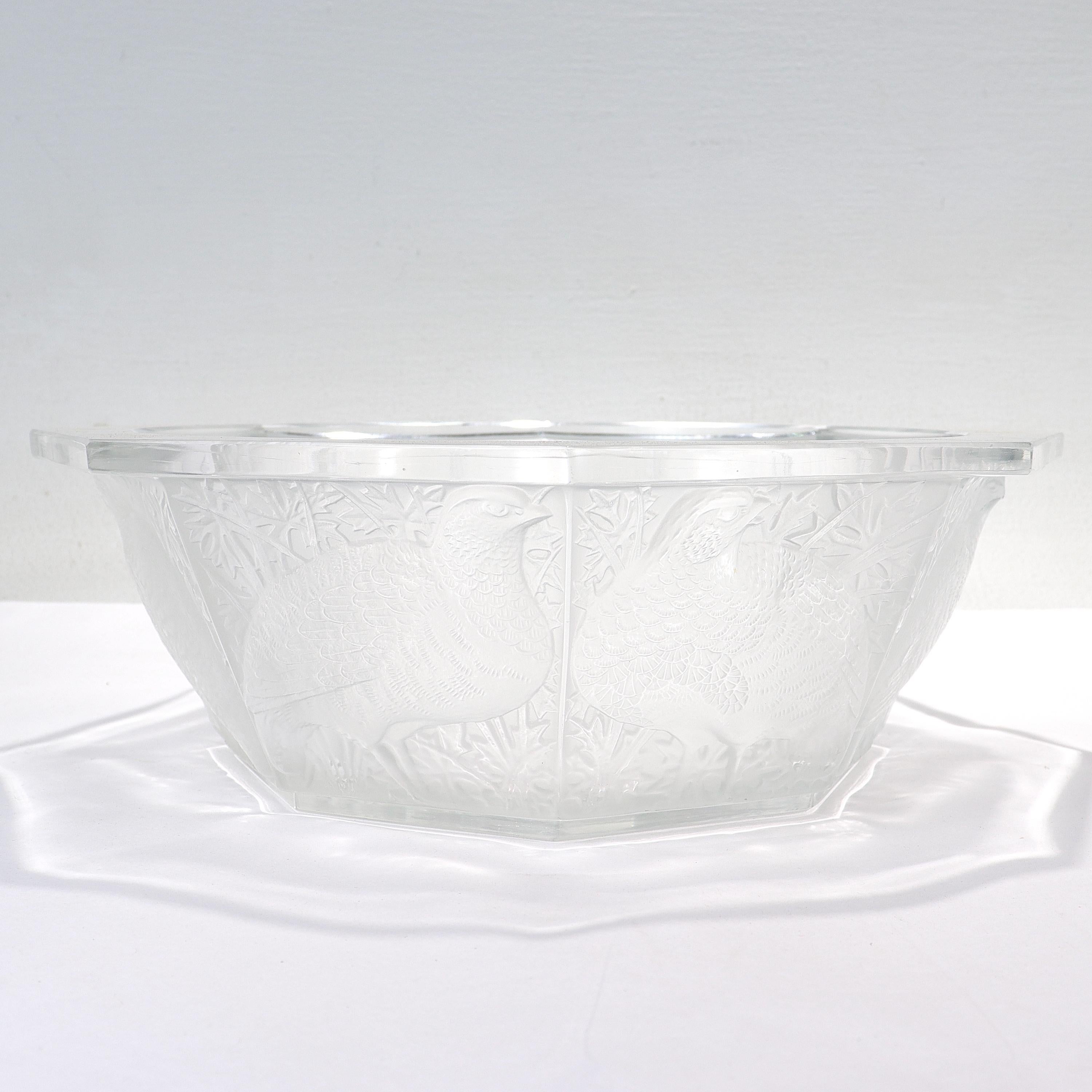 Un beau bol en verre d'art ancien.

Par Lalique.

Dans le modèle 