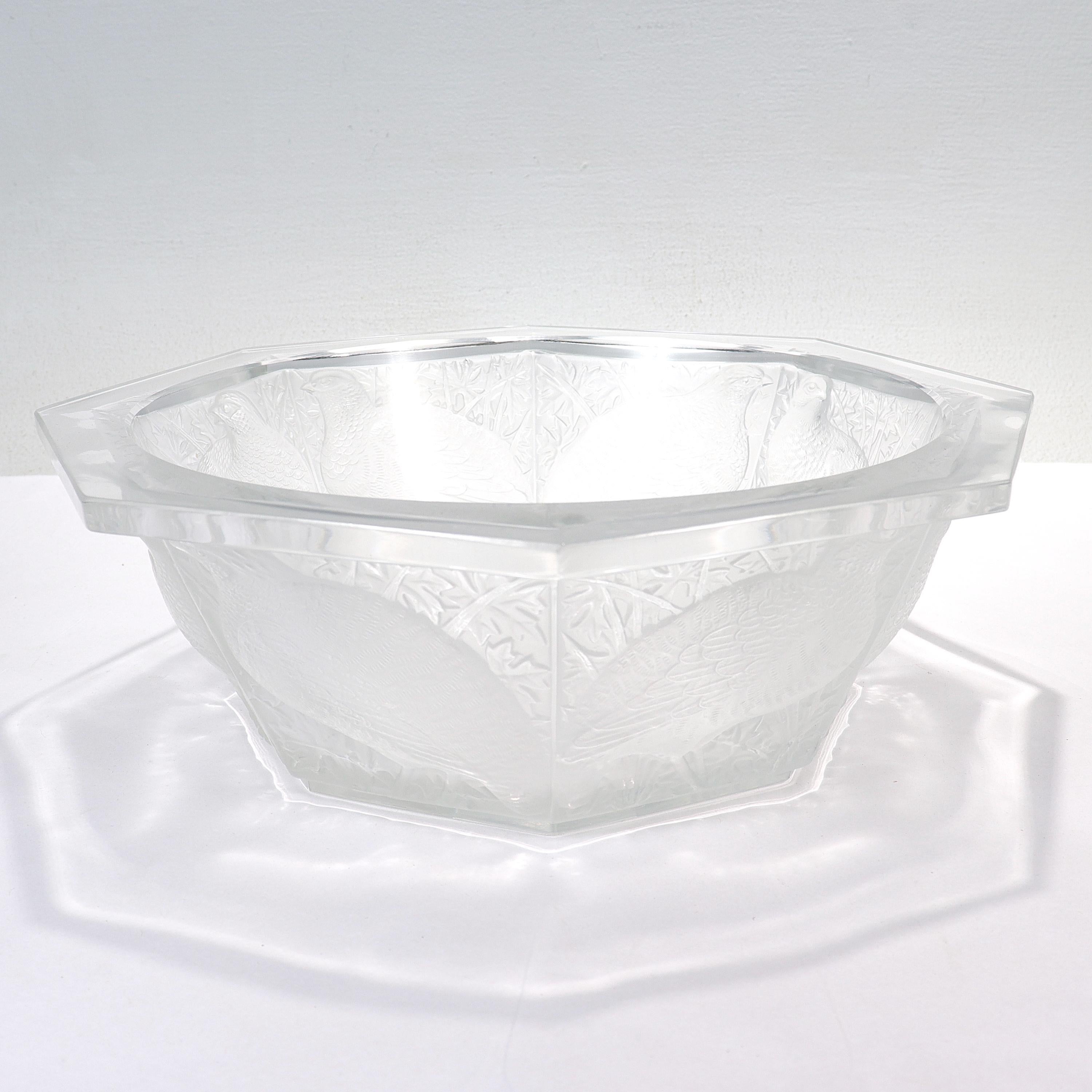 Antike achteckige Schale aus französischem Lalique-Kunstglas „Caille“, mattiert (Art déco) im Angebot