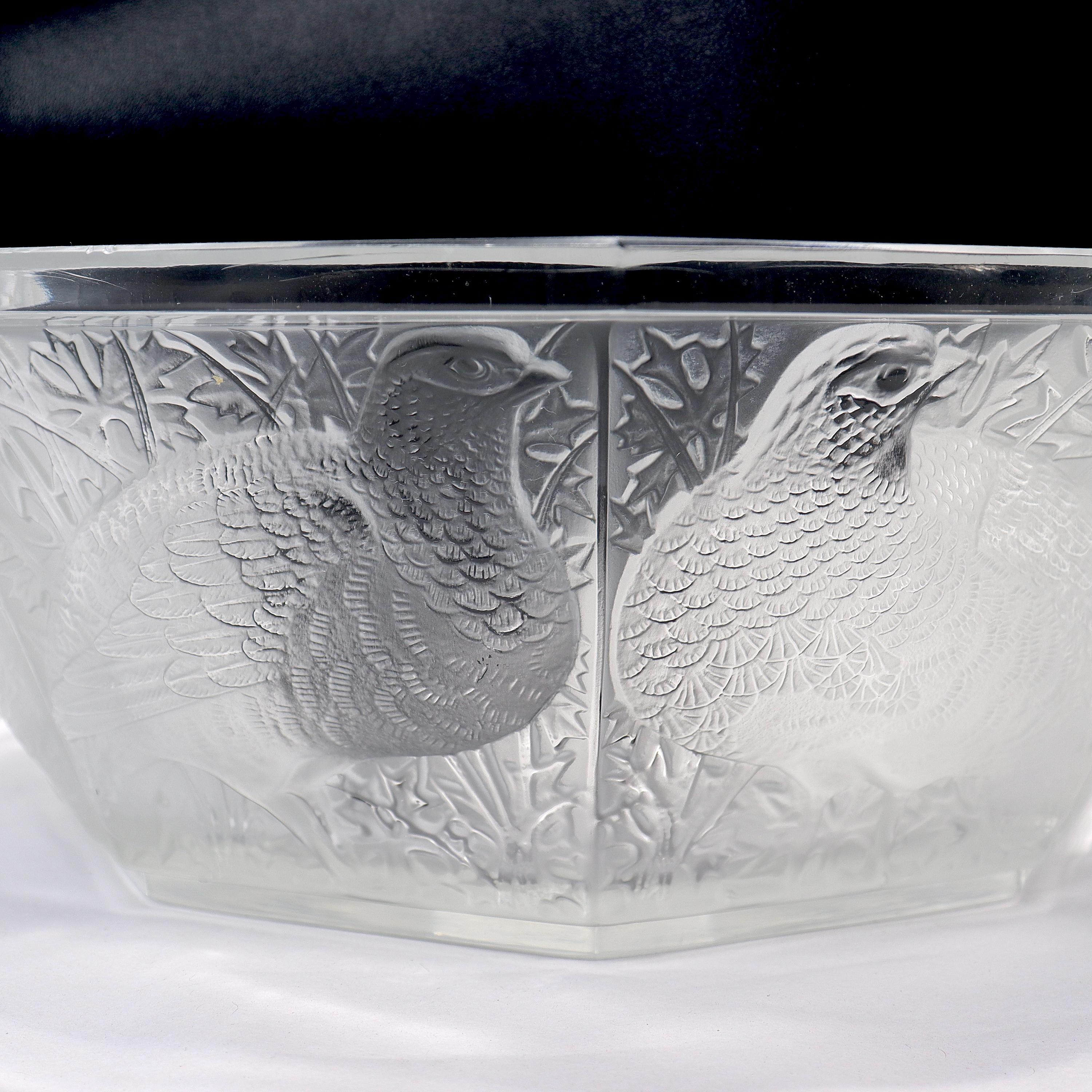 Antike achteckige Schale aus französischem Lalique-Kunstglas „Caille“, mattiert (Französisch) im Angebot