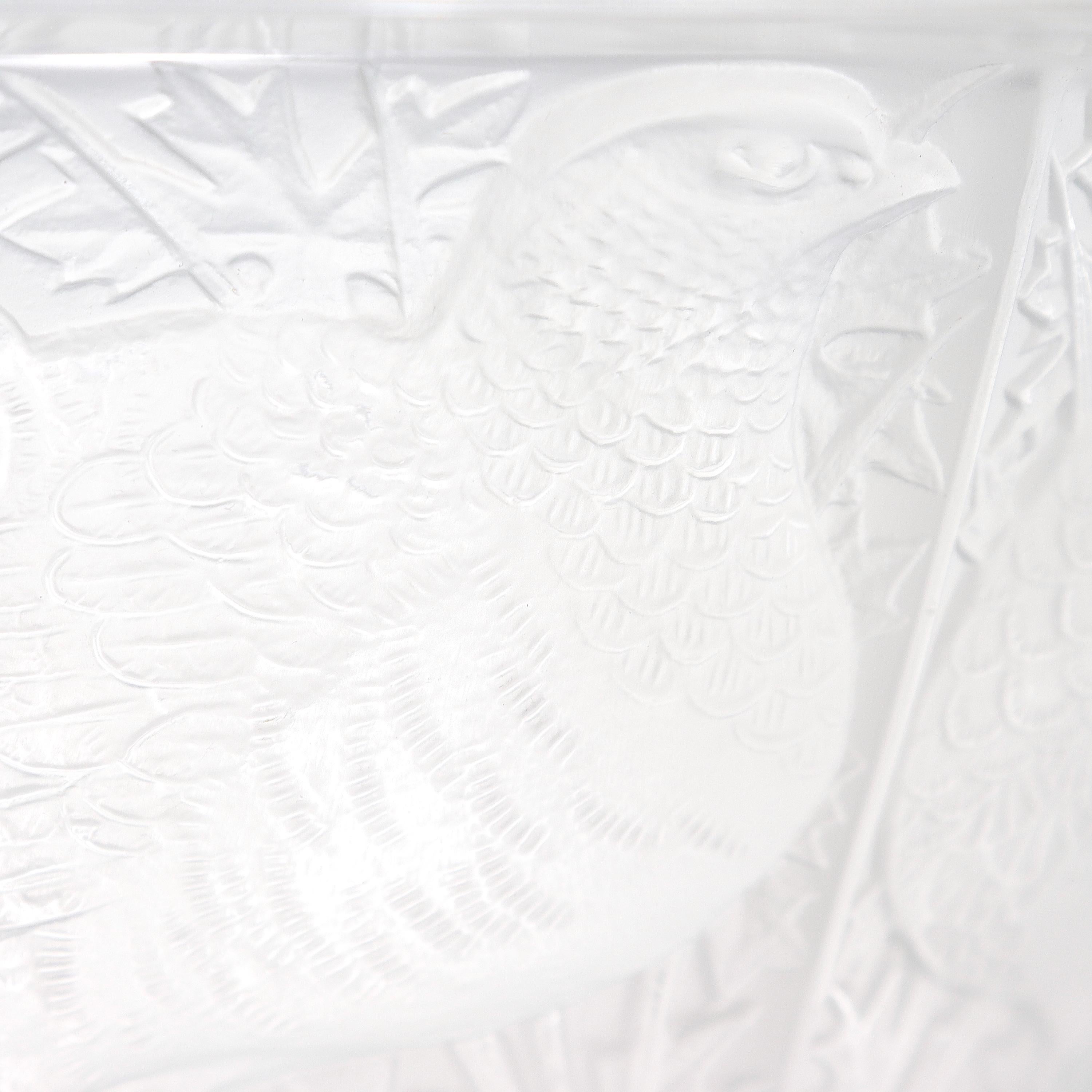 Verre d'art Bol octogonal en verre d'art français dépoli « Caille » de style Lalique antique en vente