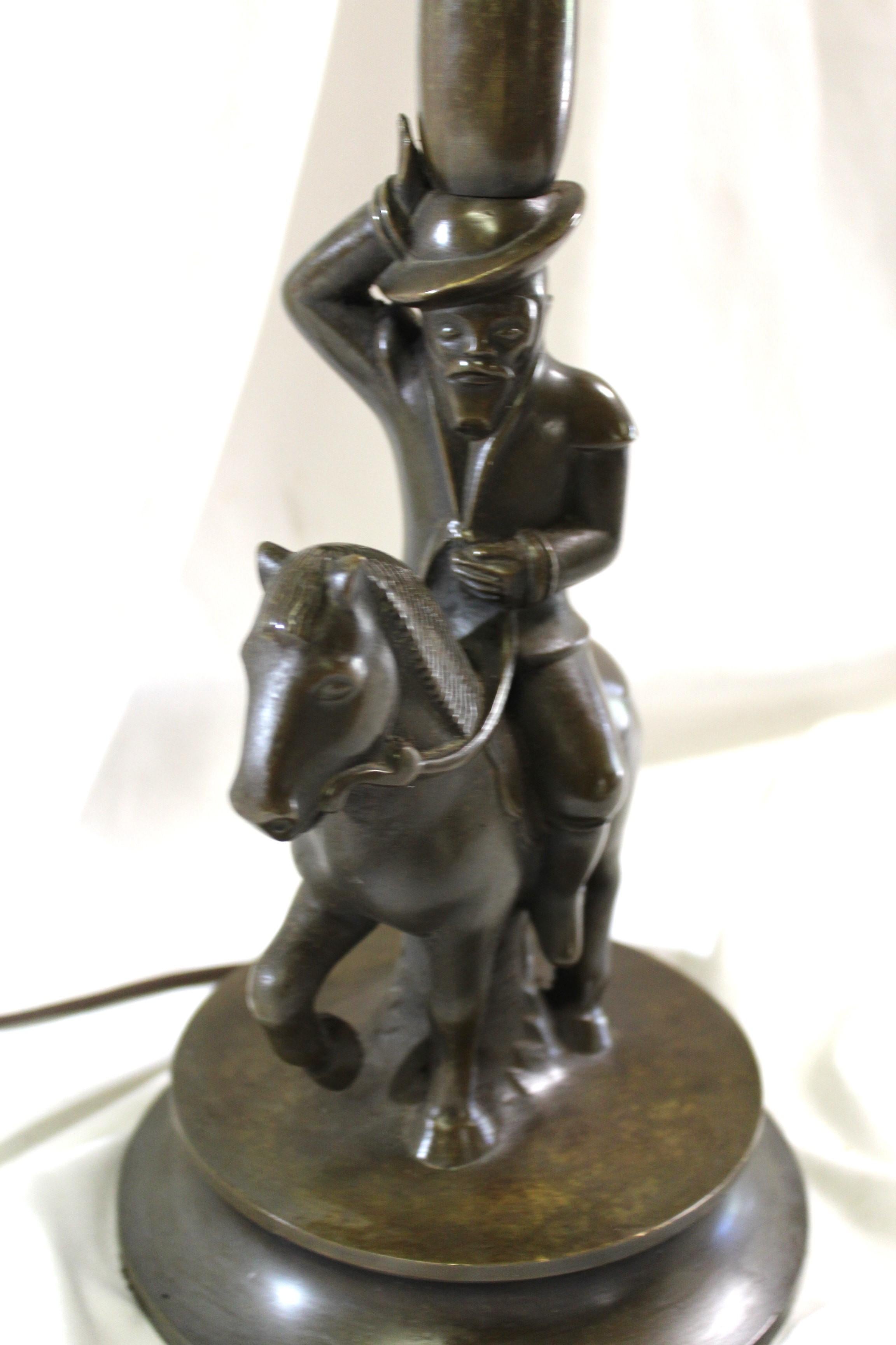 Un beau bronze ancien représentant ce qui semble être Don Quichotte sur un âne. La base est équipée de tous les accessoires d'origine, de doubles douilles réglables et du capuchon de l'abat-jour. Le câblage est bon et ressemble à une prise de