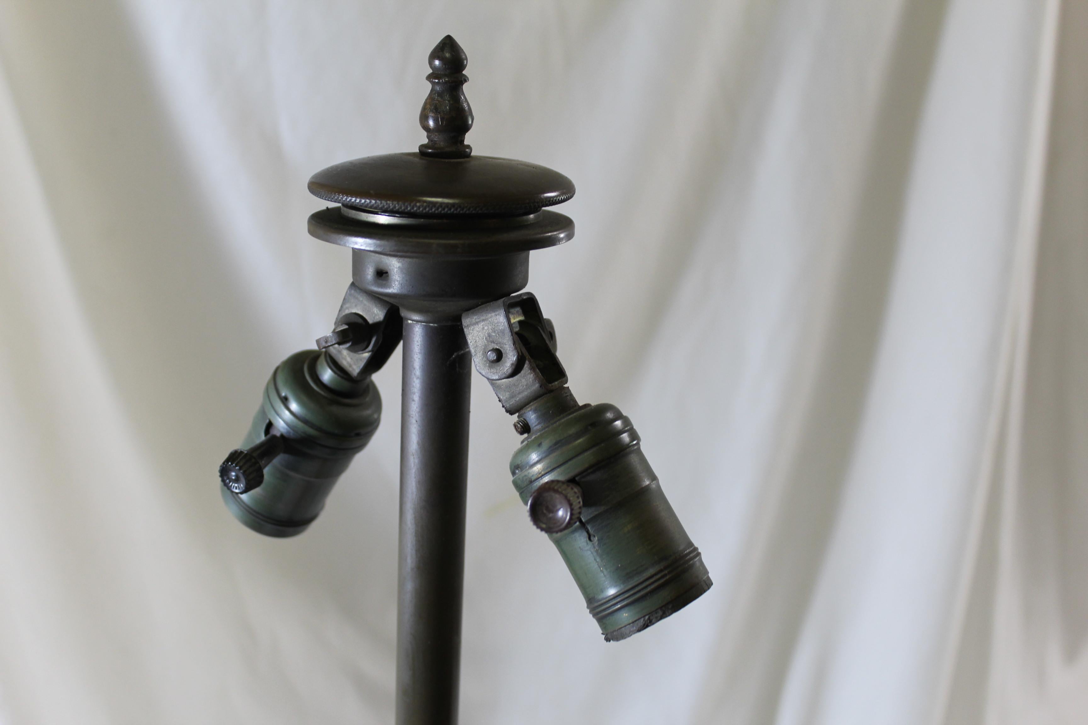 Milieu du XXe siècle Base de lampe ancienne  Bronze, Nouveau ou Déco en vente