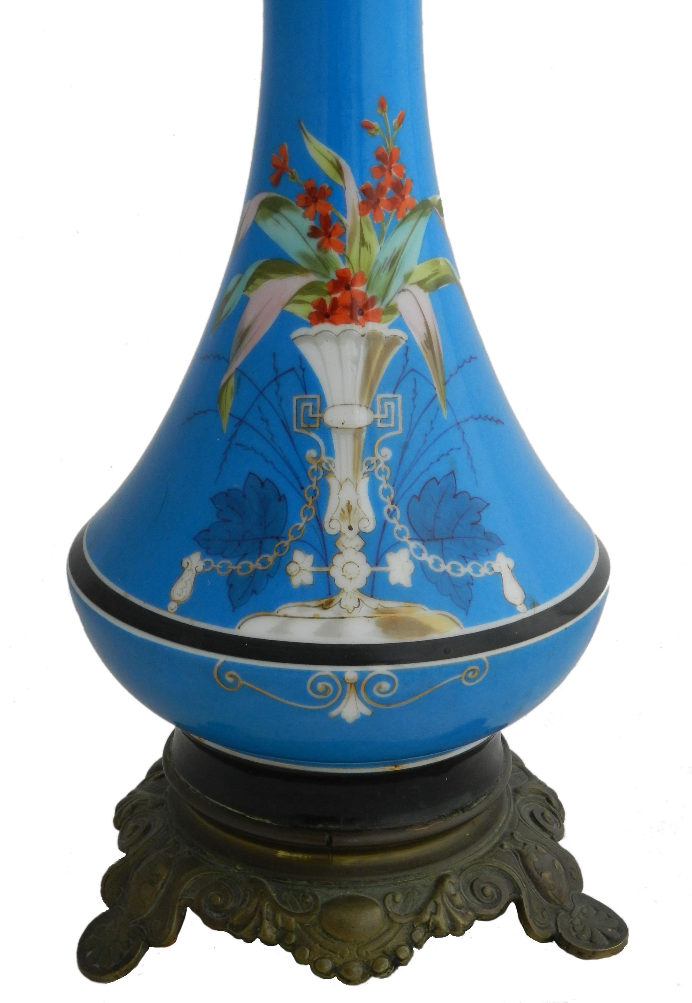 Antike Lampe Porzellan Licht Französisch c1890
Es hat einen Sockel mit Blumen und eine ungewöhnliche, atemberaubende Farbbasis
Der Lampenschirm wird nicht mitgeliefert
Diese wird neu verdrahtet und nach den Normen der USA oder des Vereinigten