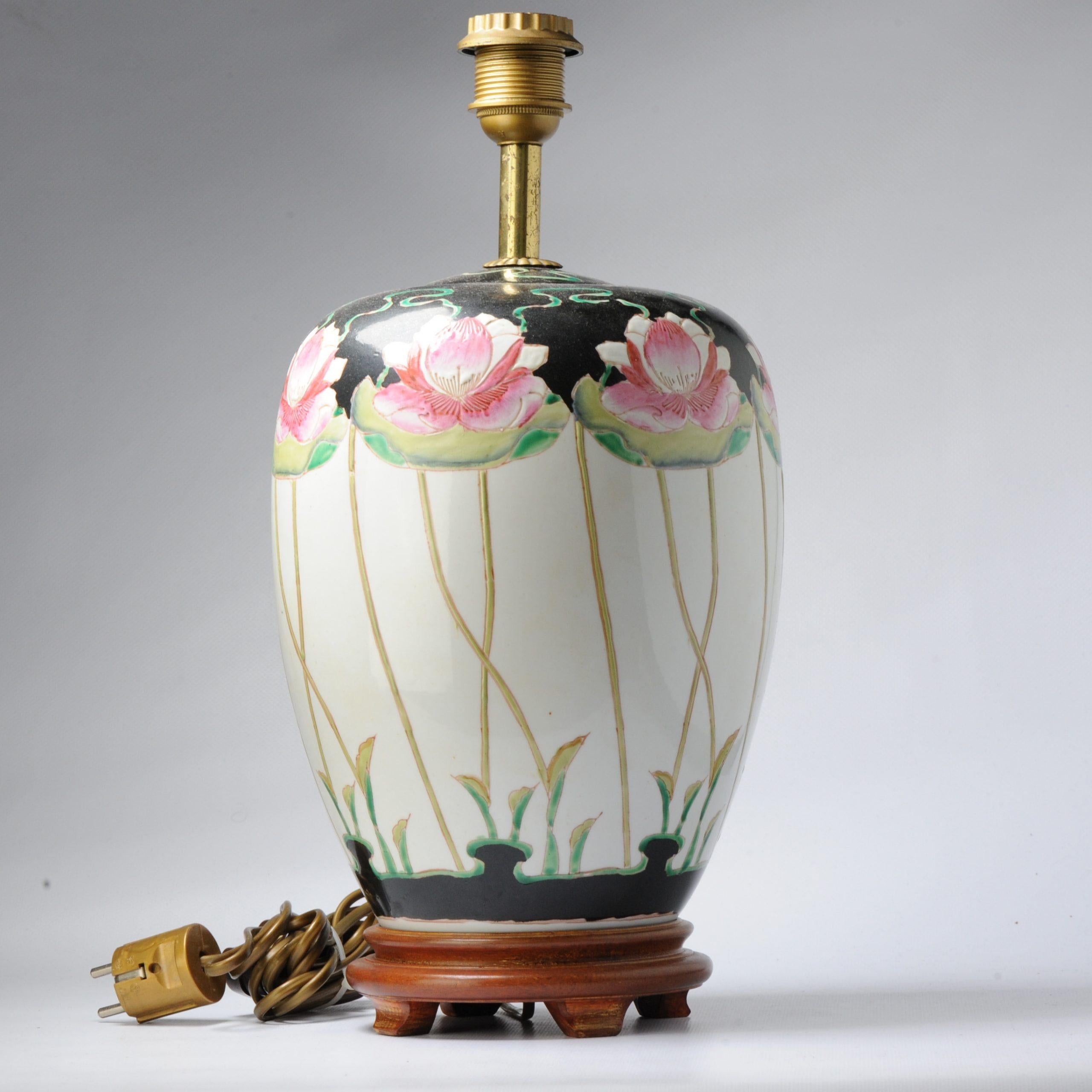 Vase de lampe ancien en porcelaine chinoise, fleurs de lotus, 19e/20e siècle Bon état - En vente à Amsterdam, Noord Holland