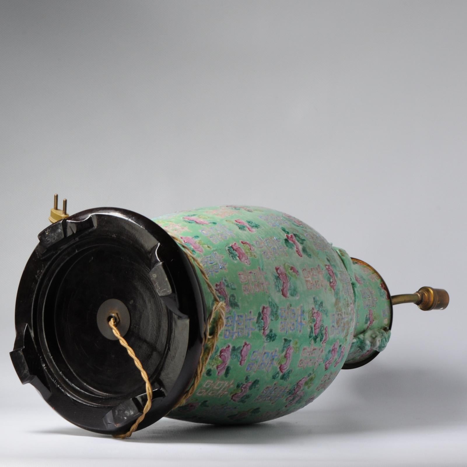 Vase de lampe ancien en porcelaine chinoise de la période Qing avec idéogrammes en vente 3