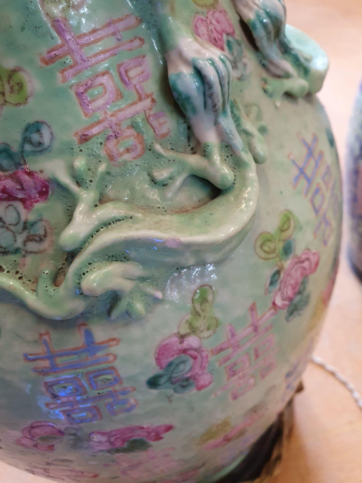 Chinois Vase de lampe ancien en porcelaine chinoise de la période Qing avec idéogrammes en vente