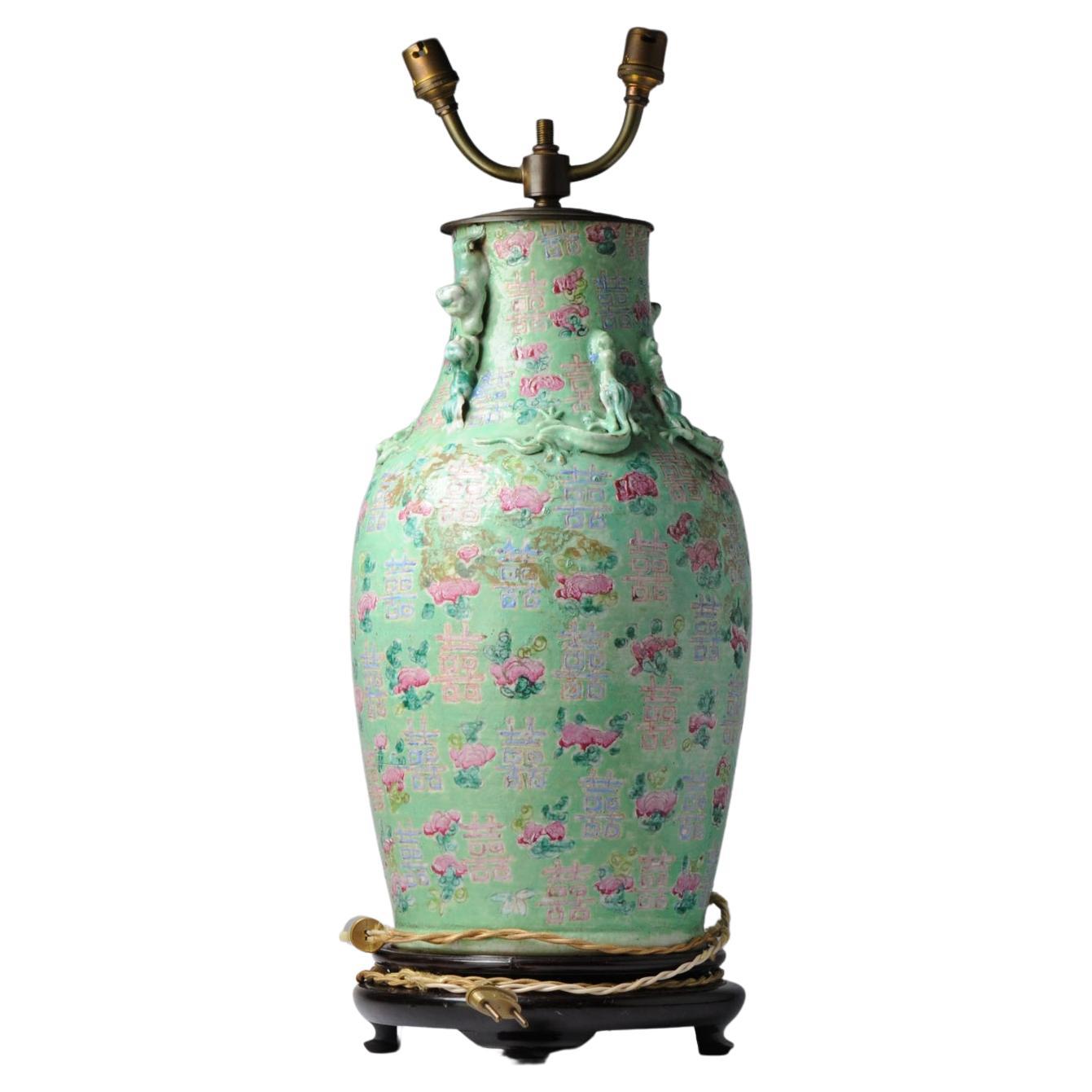Vase de lampe ancien en porcelaine chinoise de la période Qing avec idéogrammes