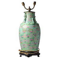 Vase de lampe ancien en porcelaine chinoise de la période Qing avec idéogrammes