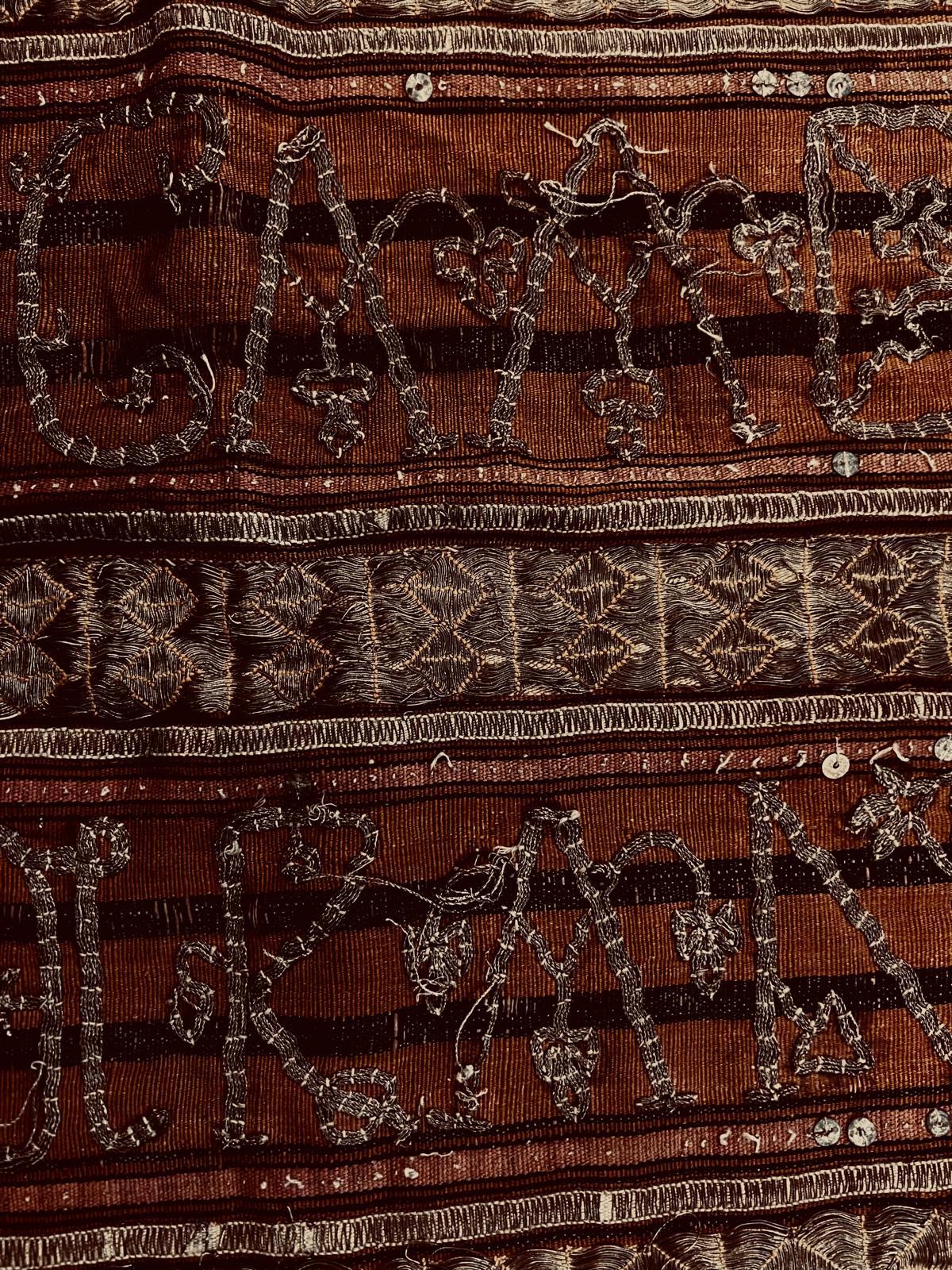 Dieser äußerst seltene Zeremonienrock (Tapis) für Frauen aus dem 19. Jahrhundert stammt aus Süd-Sumatra, Indonesien.
Der Rock (Sarong) besteht aus Baumwolle, die mit natürlichen braunen, violetten, senfgelben und orangefarbenen Farbstoffen gefärbt