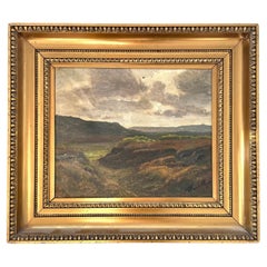 Antico paesaggio dipinto a olio con colline rocciose e un cielo drammatico coperto da nuvole