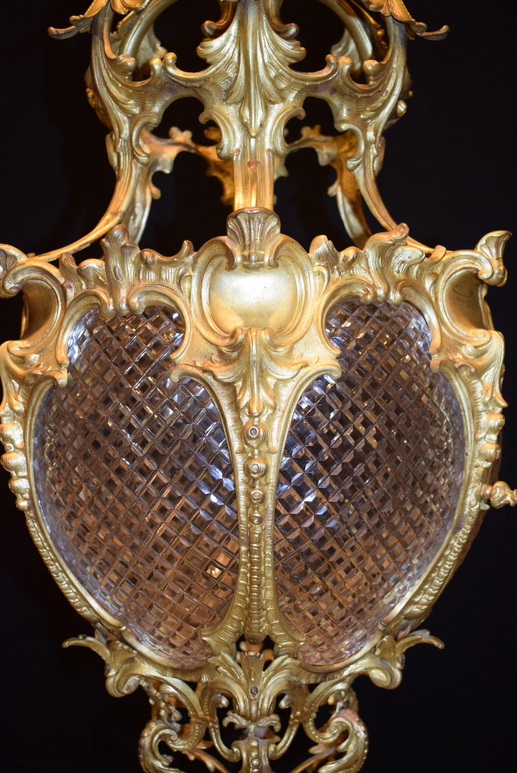 Prächtige Laterne aus vergoldeter Bronze mit handgeschliffenen Kristalltafeln.
CW4498