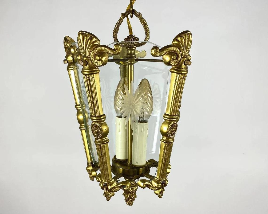 Antique 4-sided ceiling lantern for two light bulbs. France, 1920s.

Decorate your ceiling with French bronze lantern of early 20th century.

This lantern is fully gilded bronze and would be perfect for a hallway or staircase, but also as a