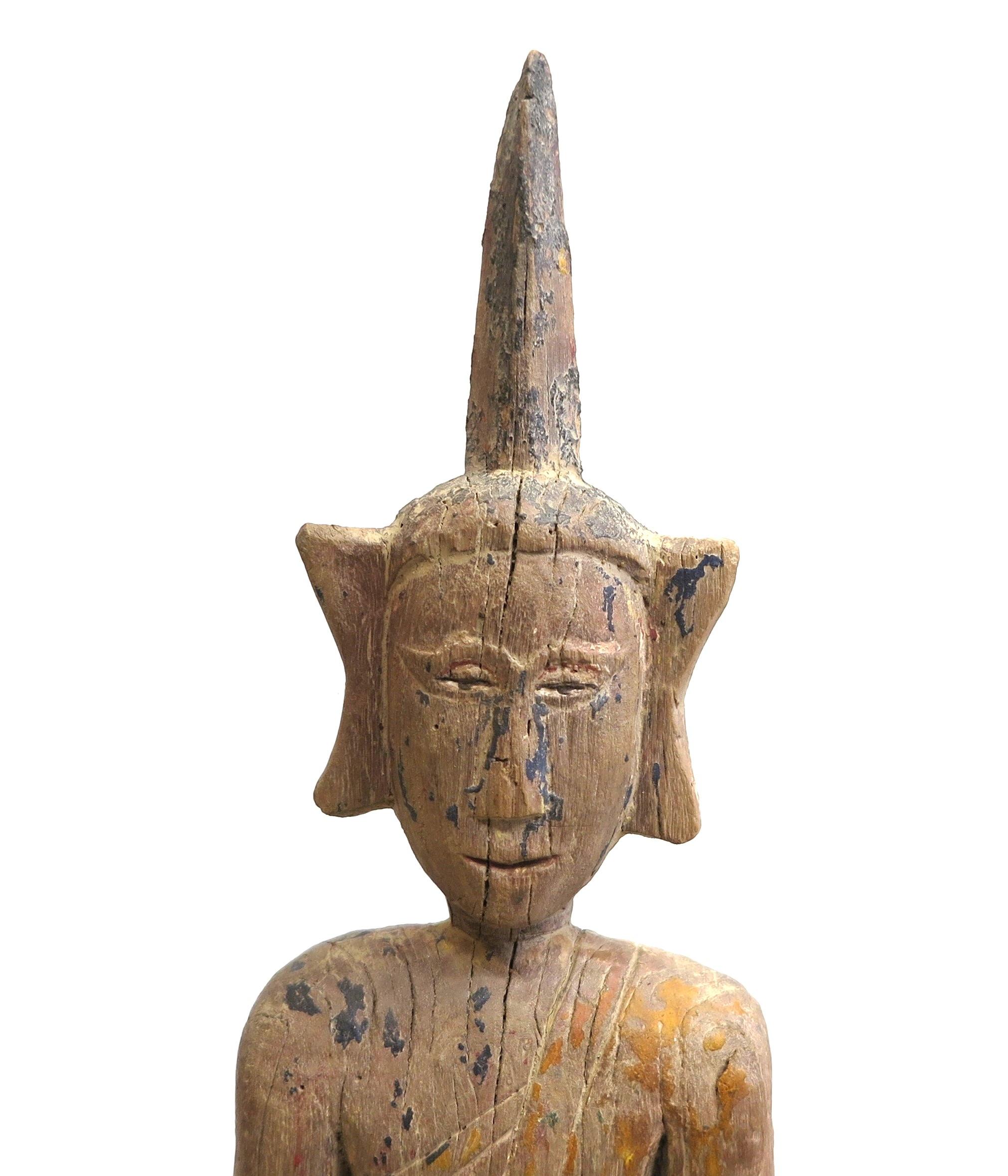 Estatua de Buda de Laos del siglo XIX. Figura de arte popular que representa a Buda. Talla en bloque de madera maciza con restos de pigmentos. Para los coleccionistas, las figuras de Buda de Laos son codiciadas y buscadas por su calidad individual