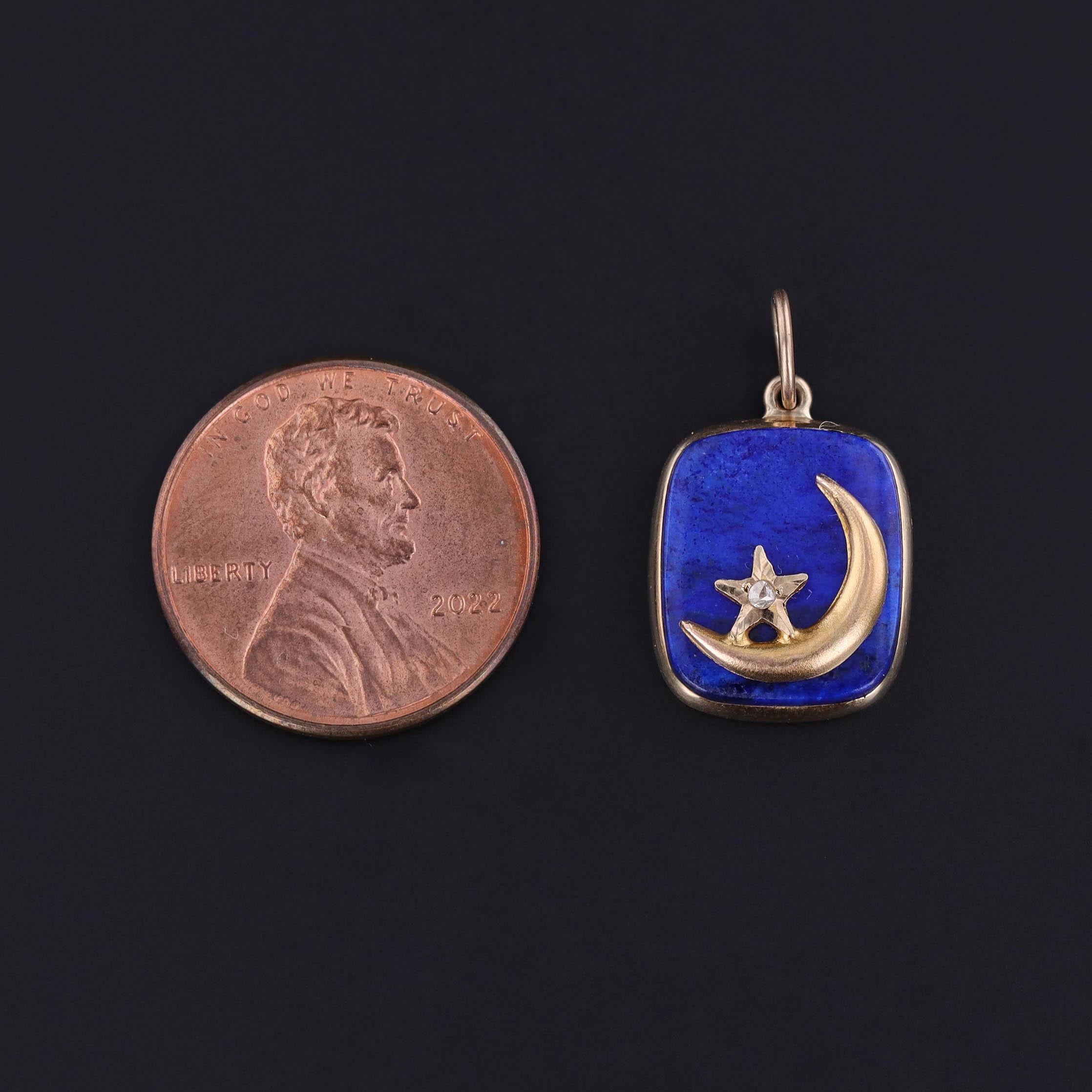 Ciondolo in lapislazzuli con luna crescente in oro 10k e stella di diamanti su uno sfondo di lapis montato in oro 14k.  Questo ciondolo a forma di cielo notturno è stato creato saldando la testa di un'antica spilla (circa 1910) su un antico gemello