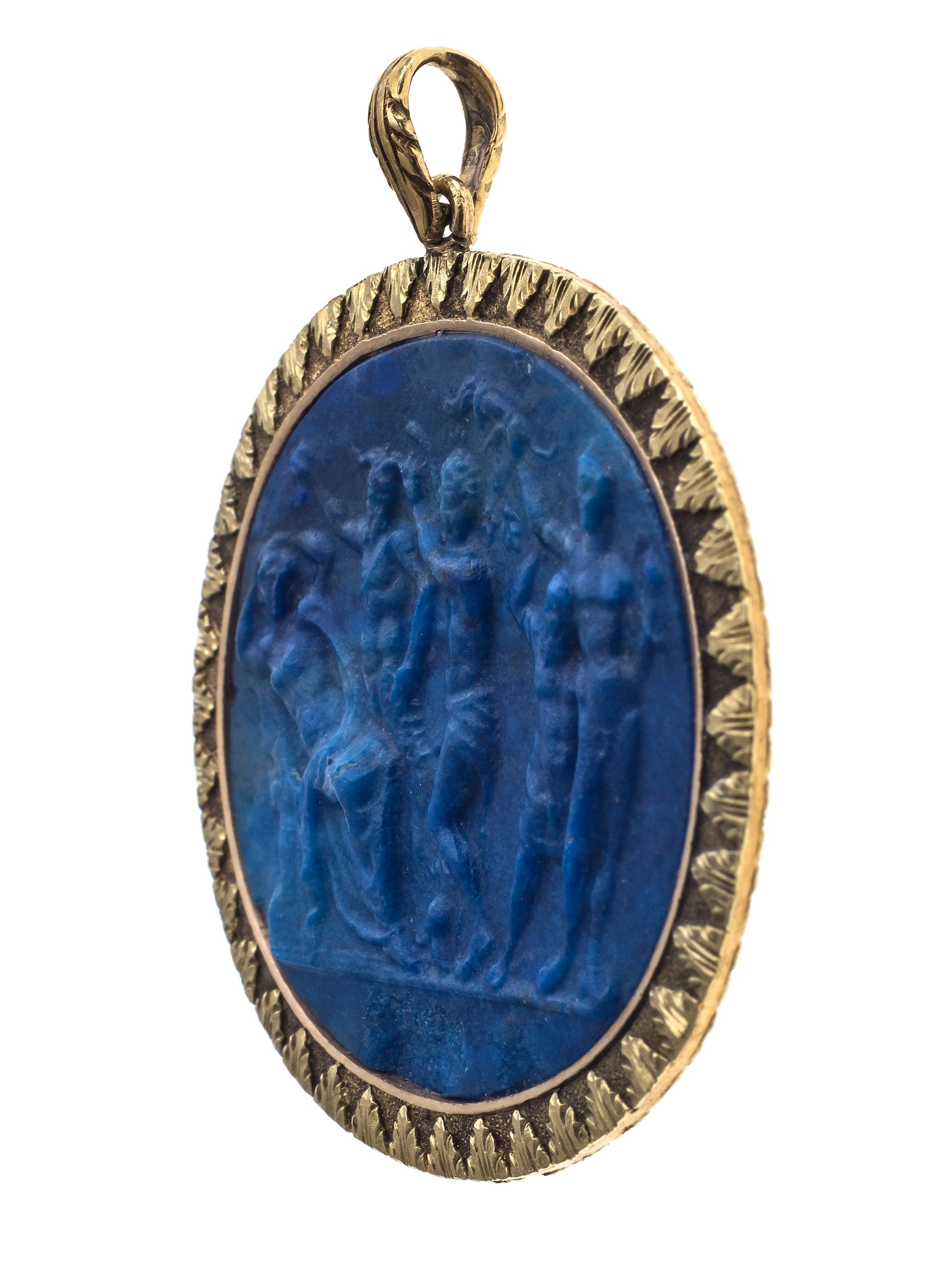 Magnifique et extrêmement rare pendentif camée en lapis-lazuli sculpté des deux côtés. La sculpture exquise est montée dans un cadre en or fin 18 carats décoré de feuilles d'acanthe ciselées. Le recto et le verso présentent deux thèmes mythologiques