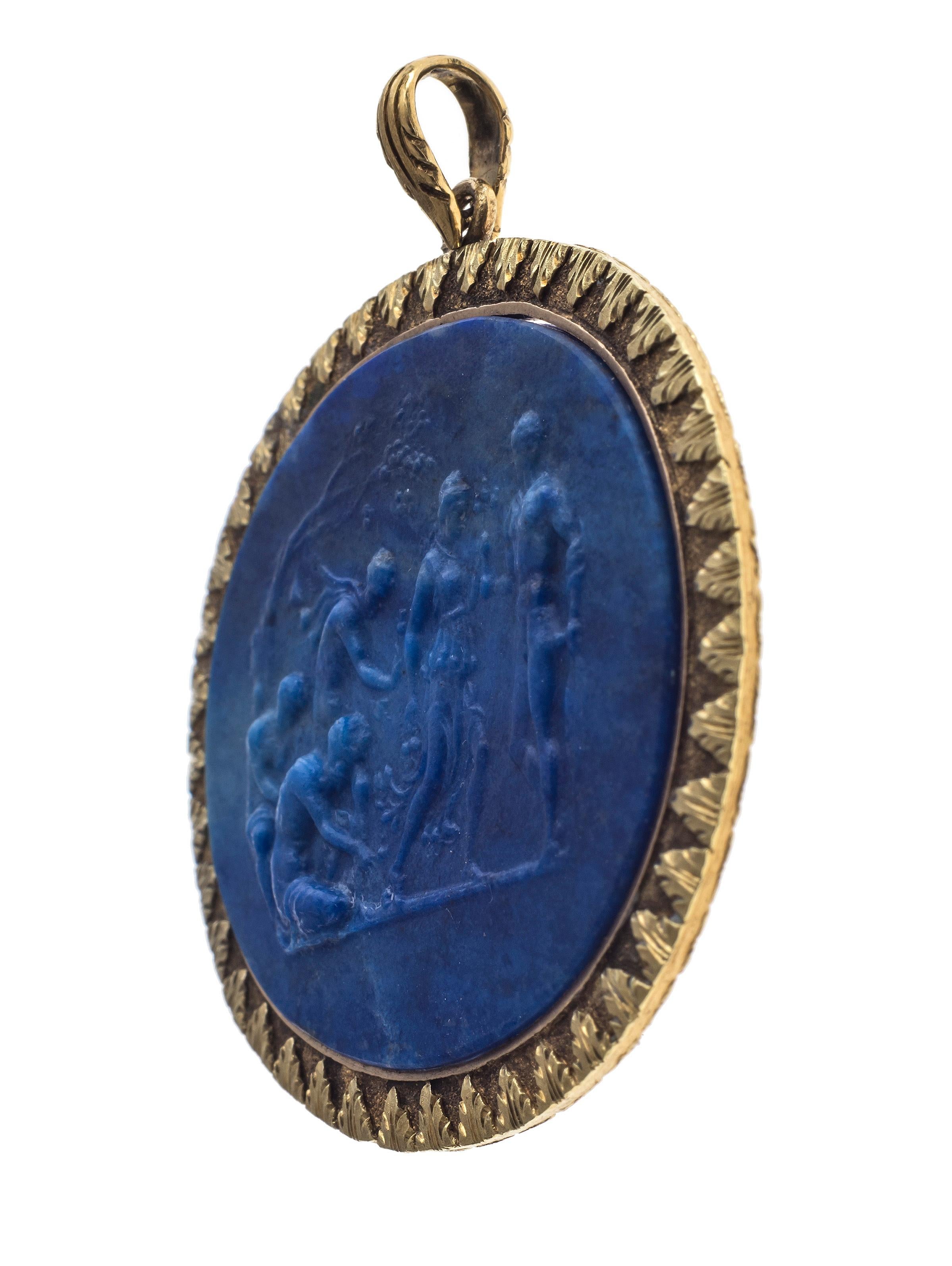Taille ovale Collier pendentif camée de la mythologie grecque ancienne en or 18 carats et lapis-lazuli en vente