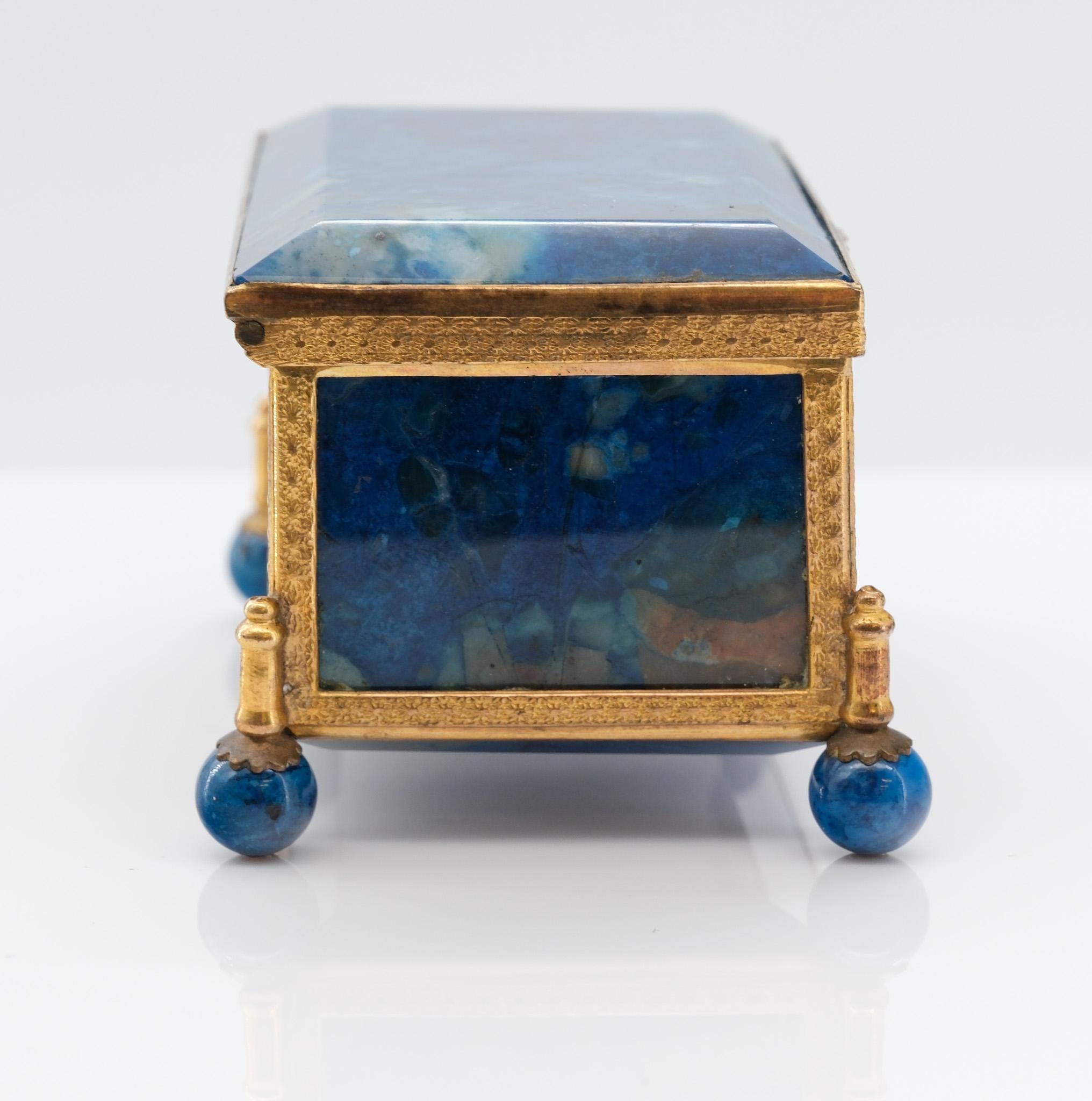 Antiguo cofre en miniatura de lapislázuli y metal dorado French Circa 1880 Dorado en venta
