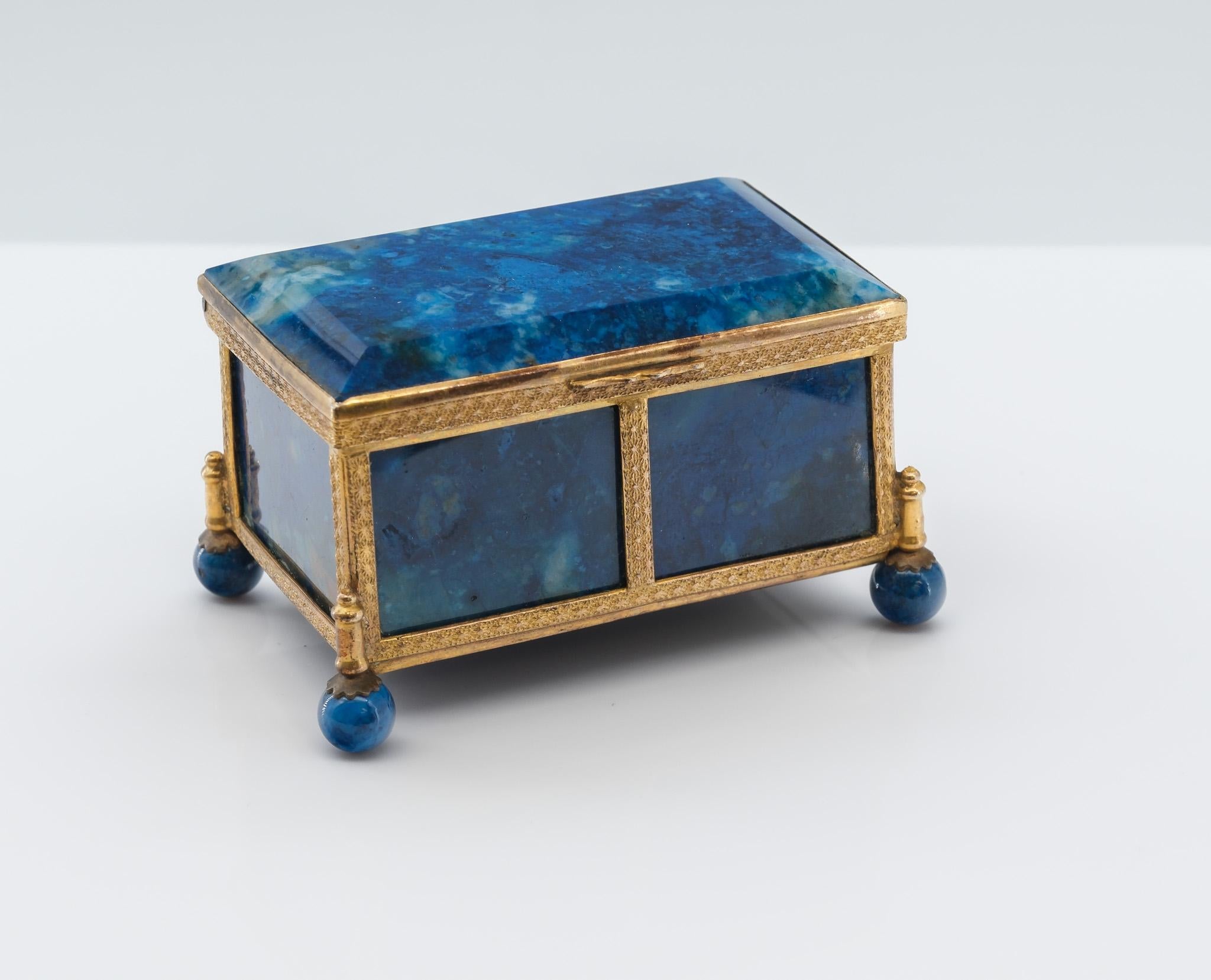 Antiguo cofre en miniatura de lapislázuli y metal dorado French Circa 1880 en venta 2