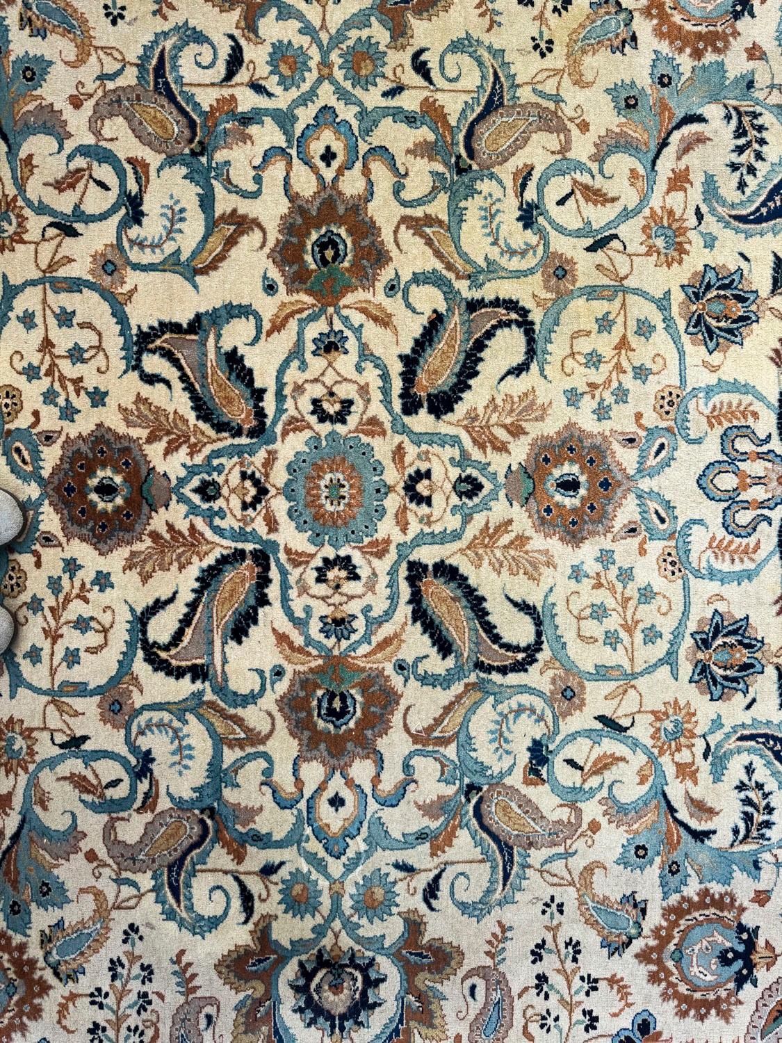 Ce très élégant tapis persan Tabriz de grande qualité date du milieu du 19e siècle.

Ce magnifique tapis a été tissé à la main en Iran et présente un velours 100 % laine sur une base en coton. Il présente des nuances de crème et de bleu, des motifs