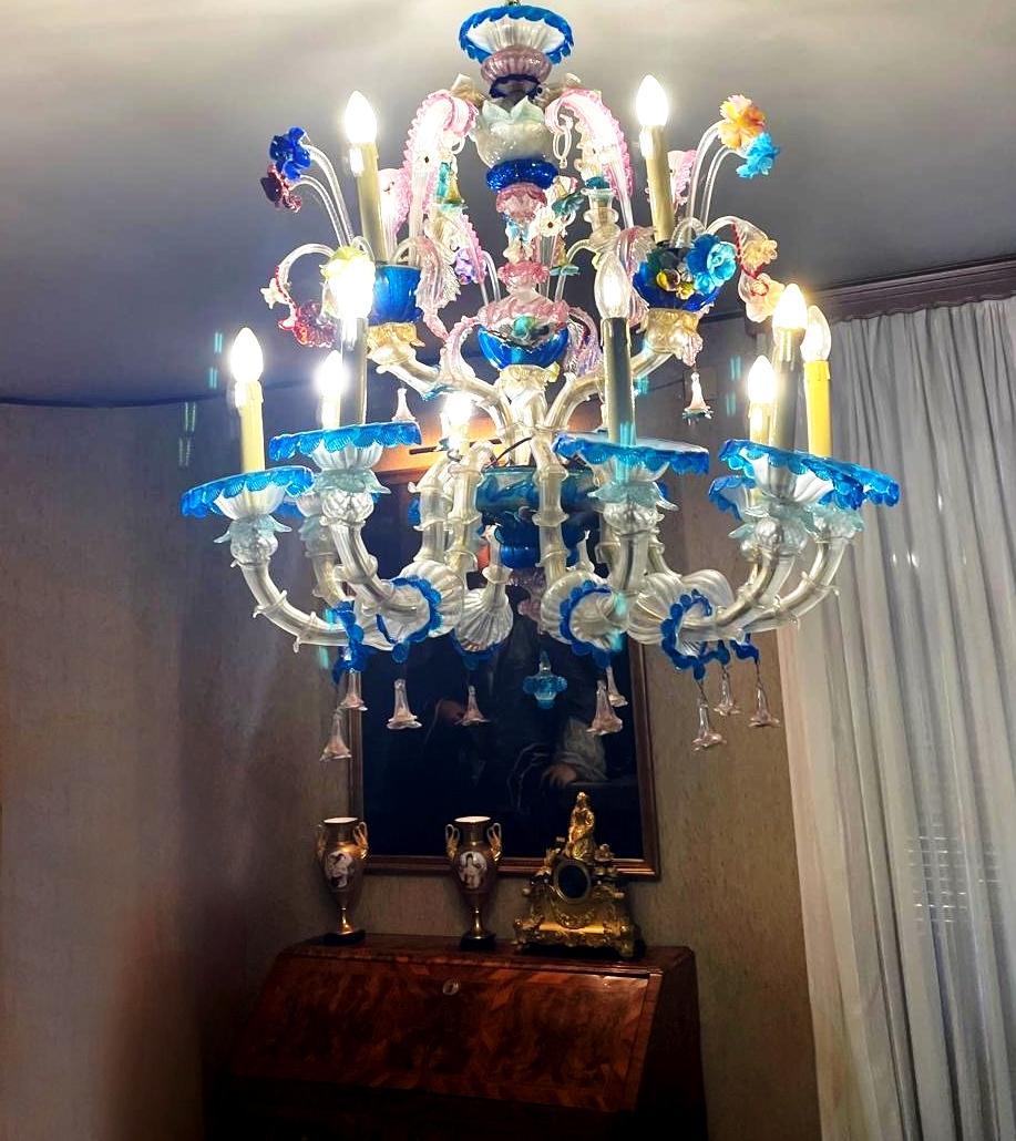 Original Araña Floral Rezzonico Murano, Italia 1900's

Grande y rica araña de Murano Rezzonico de colores hecha a mano. La araña procede de una familia noble de Ventimiglia (Italia). Estado original, desmontado, limpiado e inspeccionado para