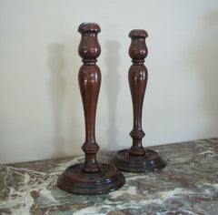 Antica grande coppia di candelieri in legno duro - Patina ricca - U.S.A., C.C.
