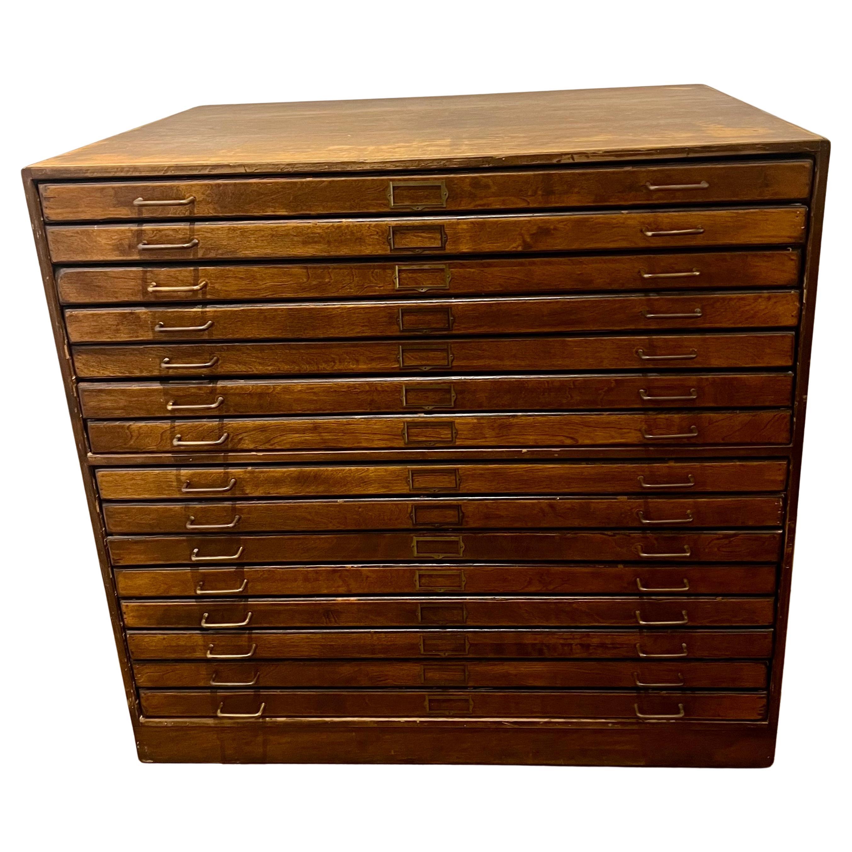 Archivador antiguo versátil de 15 cajones para pósters, documentos, etc., de la década de 1970, acabado en nogal grande con tiradores de latón patinado, acabado patinado desgastado perfecto para un estudio de artistas.
