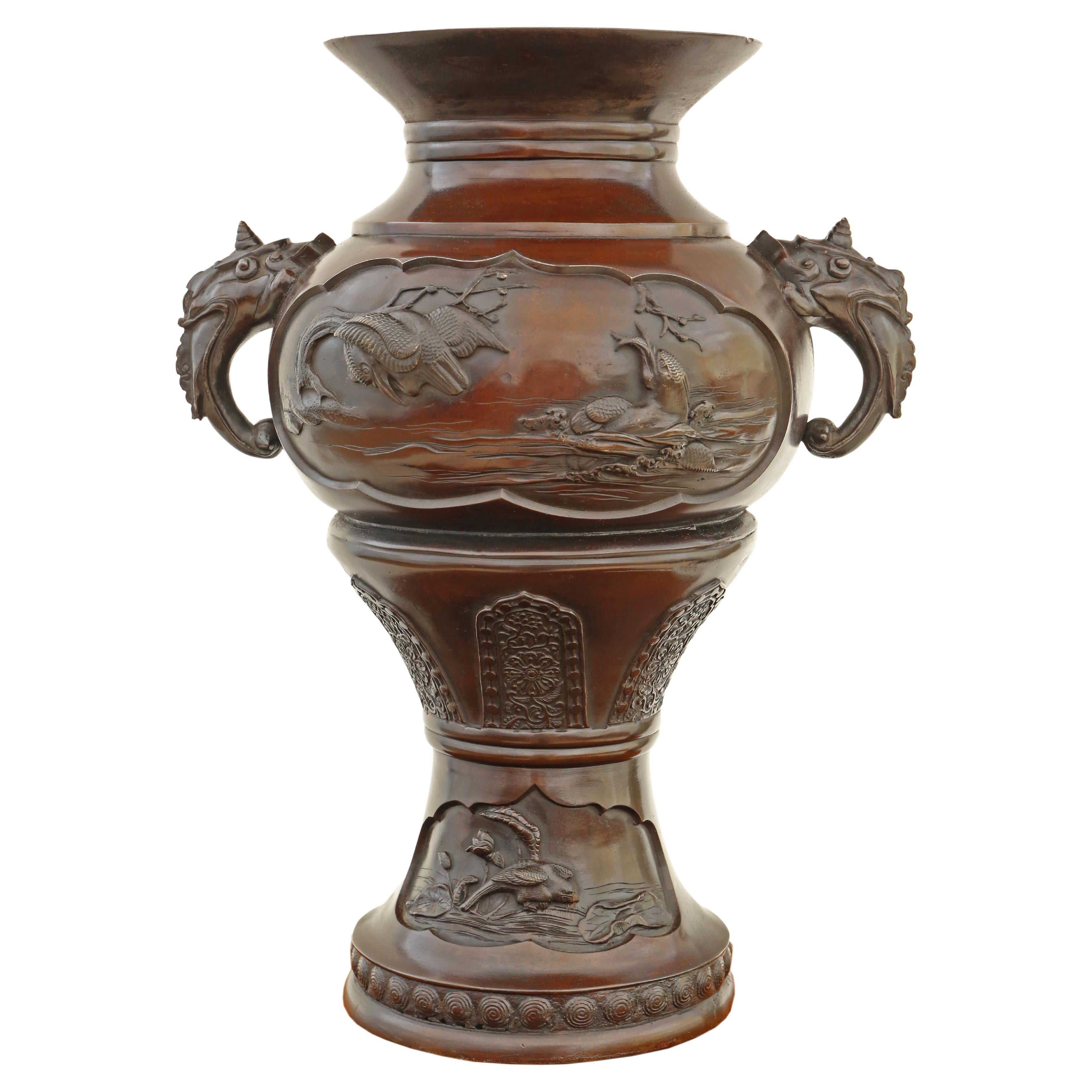 Grand vase-urne ancien de 17 pouces de qualité en bronze oriental japonais de la période Meiji