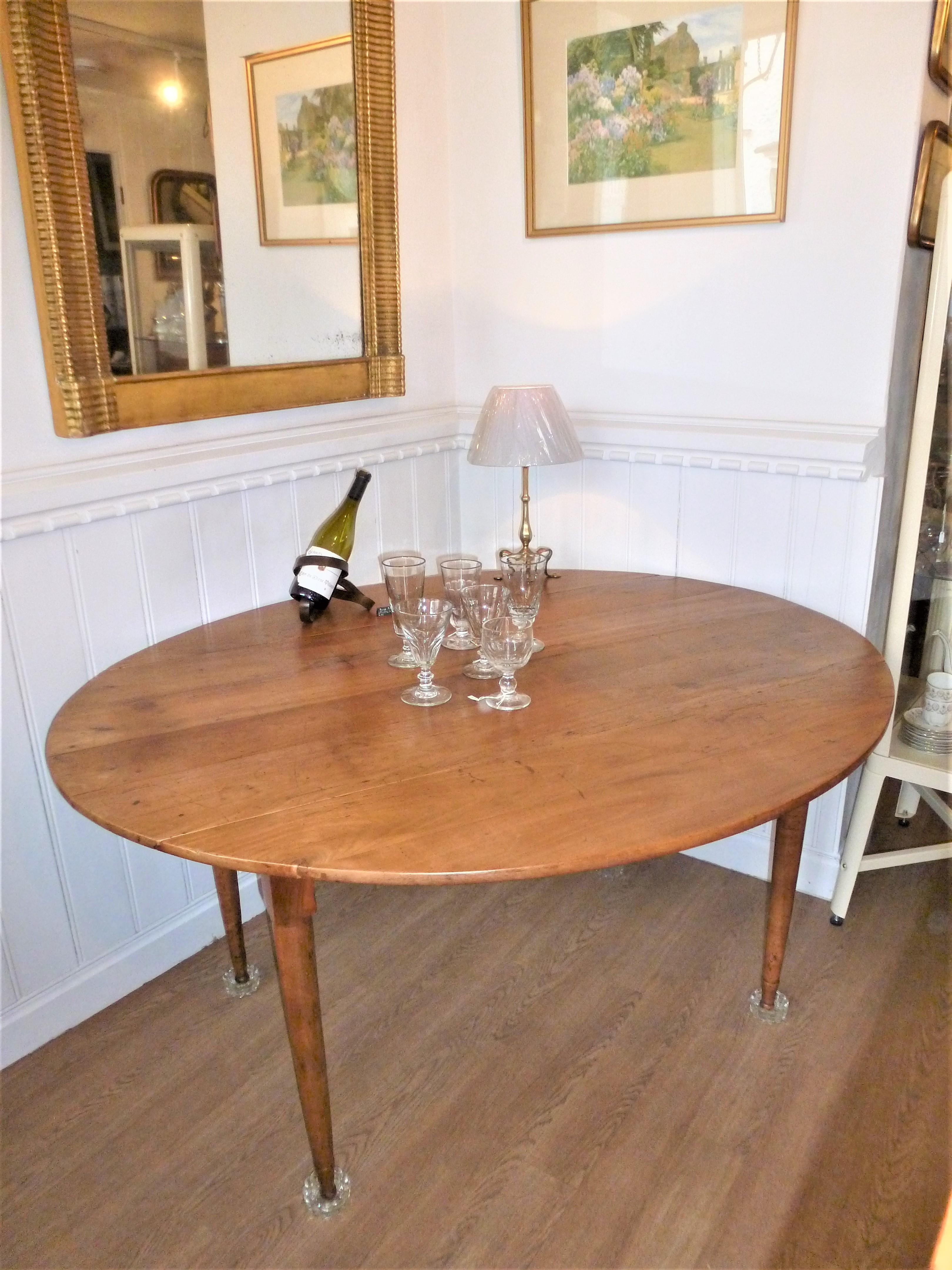 Antique 18th Century French Oval Drop-Leaf Cherry Dining Table on Louis XVI Legs For Sale 4