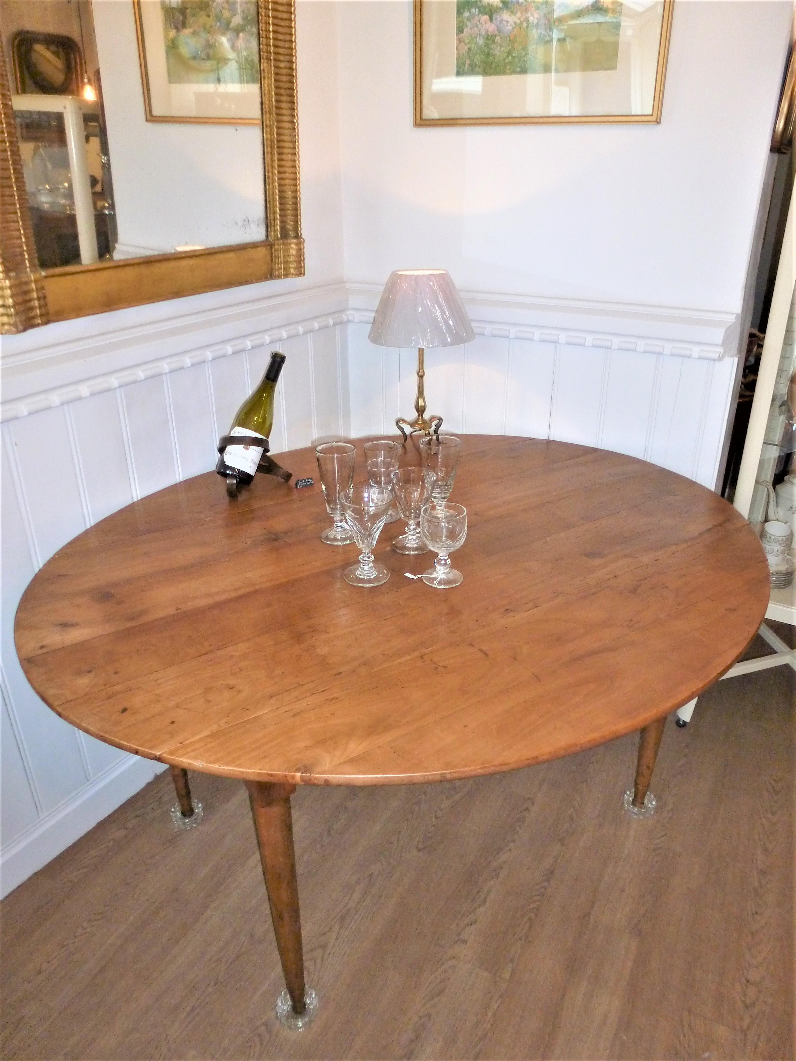 Antique 18th Century French Oval Drop-Leaf Cherry Dining Table on Louis XVI Legs For Sale 5