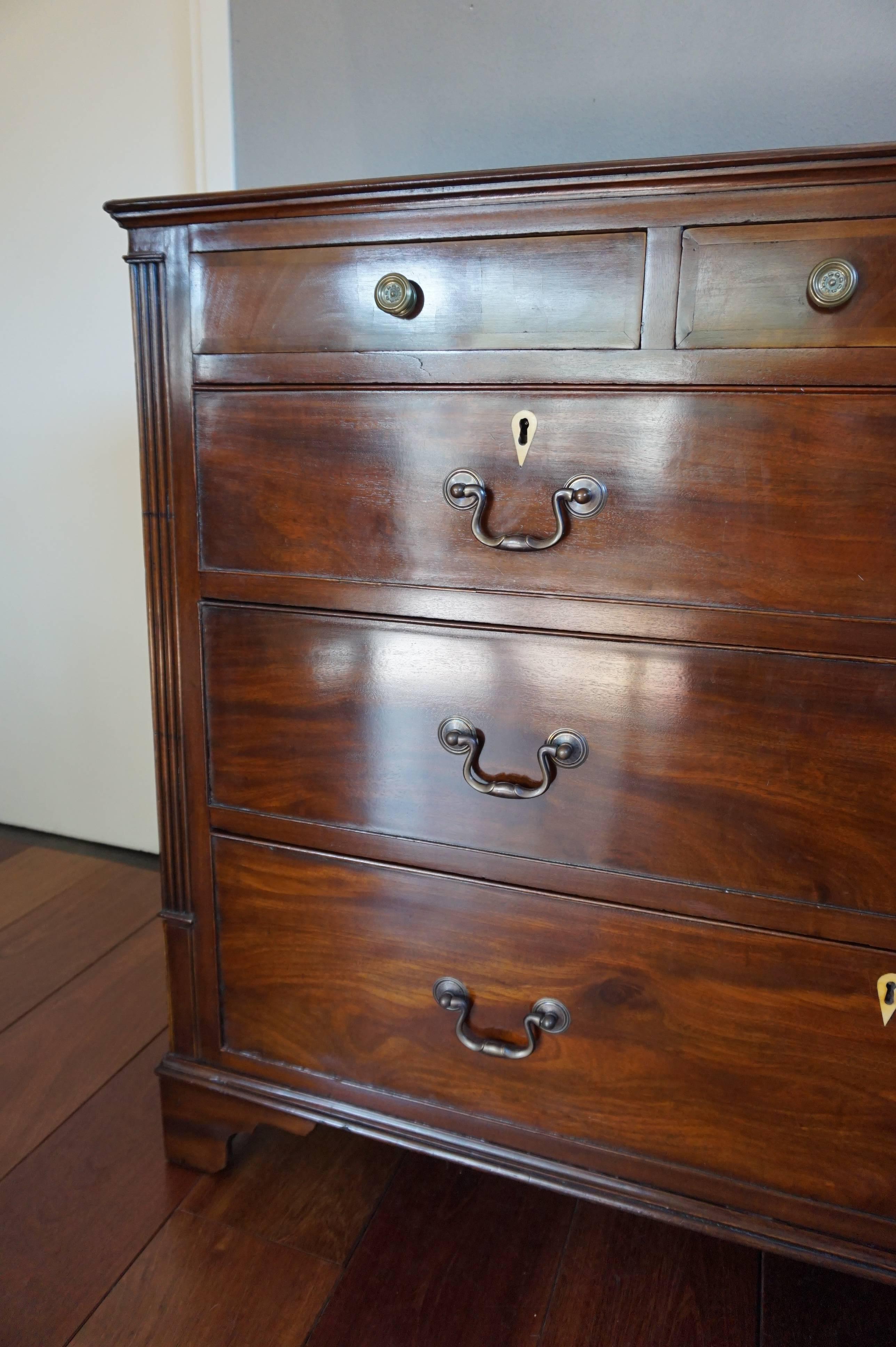 Antique & Large 18th Century Georgian Inlaid Commode / Chest of Drawers w Brass In Good Condition In Lisse, NL