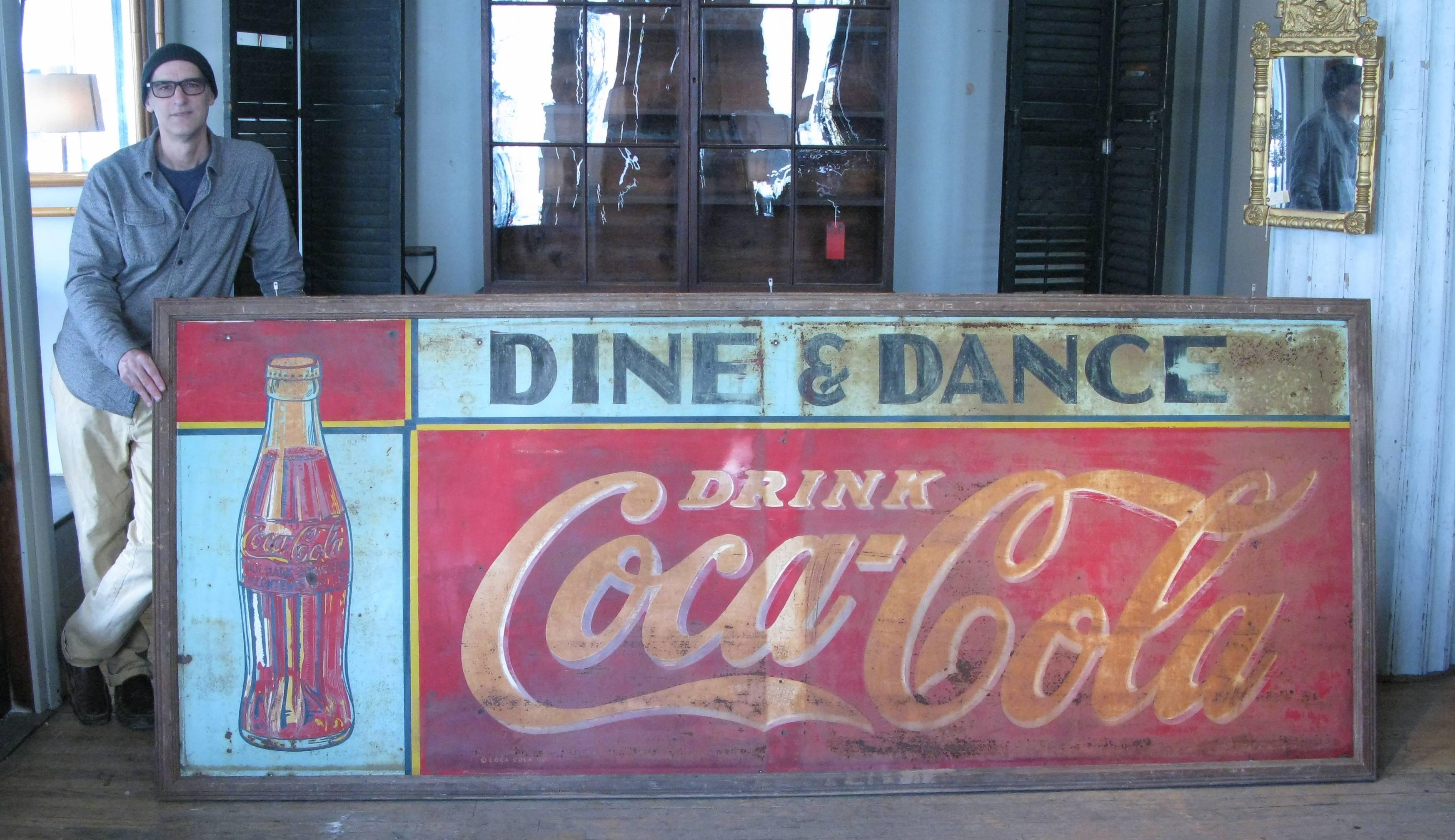 une belle et très grande enseigne commerciale Coca-Cola des années 1940:: peinte à la main:: avec le texte 'Dine & Dance'. de belles couleurs dans le fond et la bouteille - avec l'âge et un peu de rouille comme montré:: mais magnifiquement préservée
