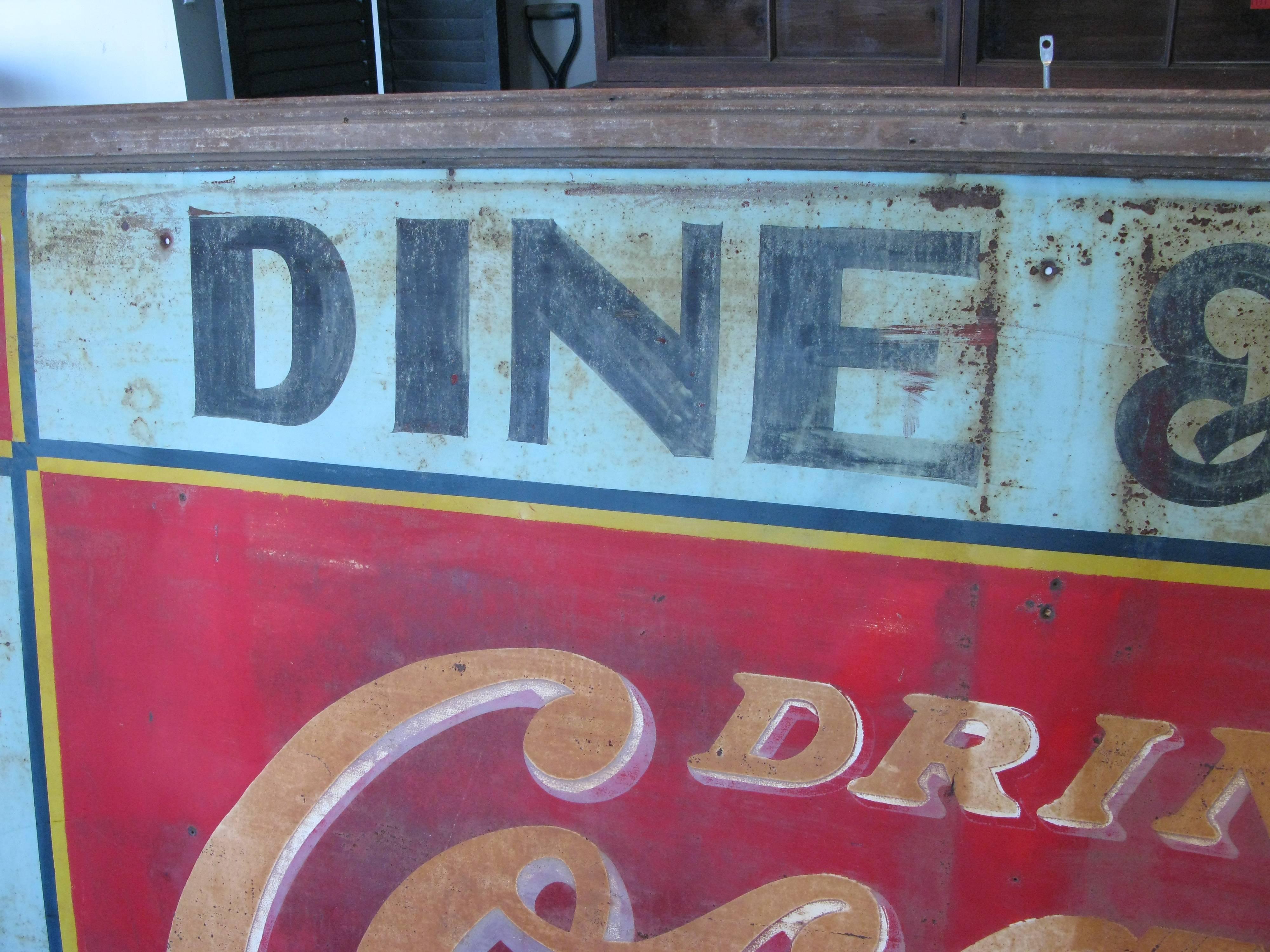Milieu du XXe siècle Grande enseigne ancienne de Coca-Cola des années 1940:: peinte à la main:: 