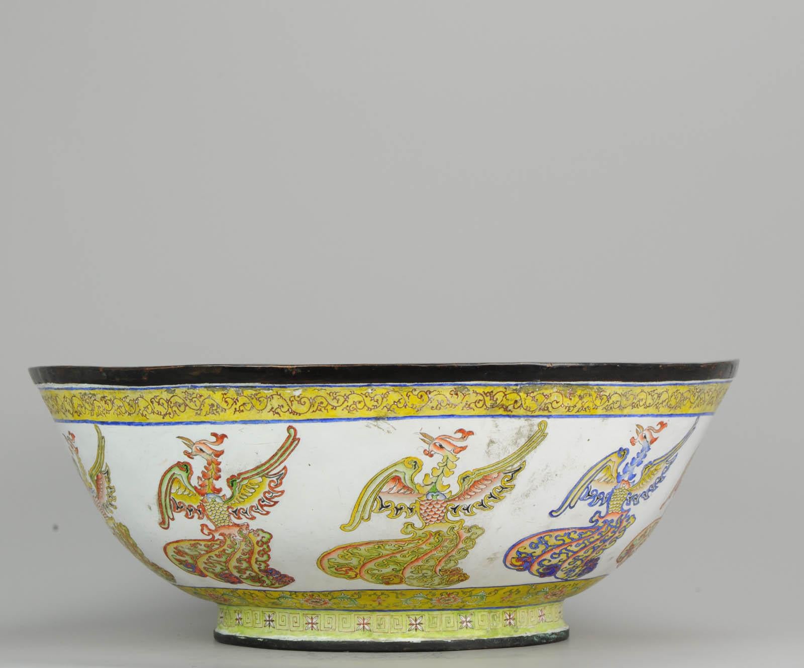 Qing Ancien grand bol cantonéen marqué Kangxi, marqué du palais de Bejing et dragon chinois en vente