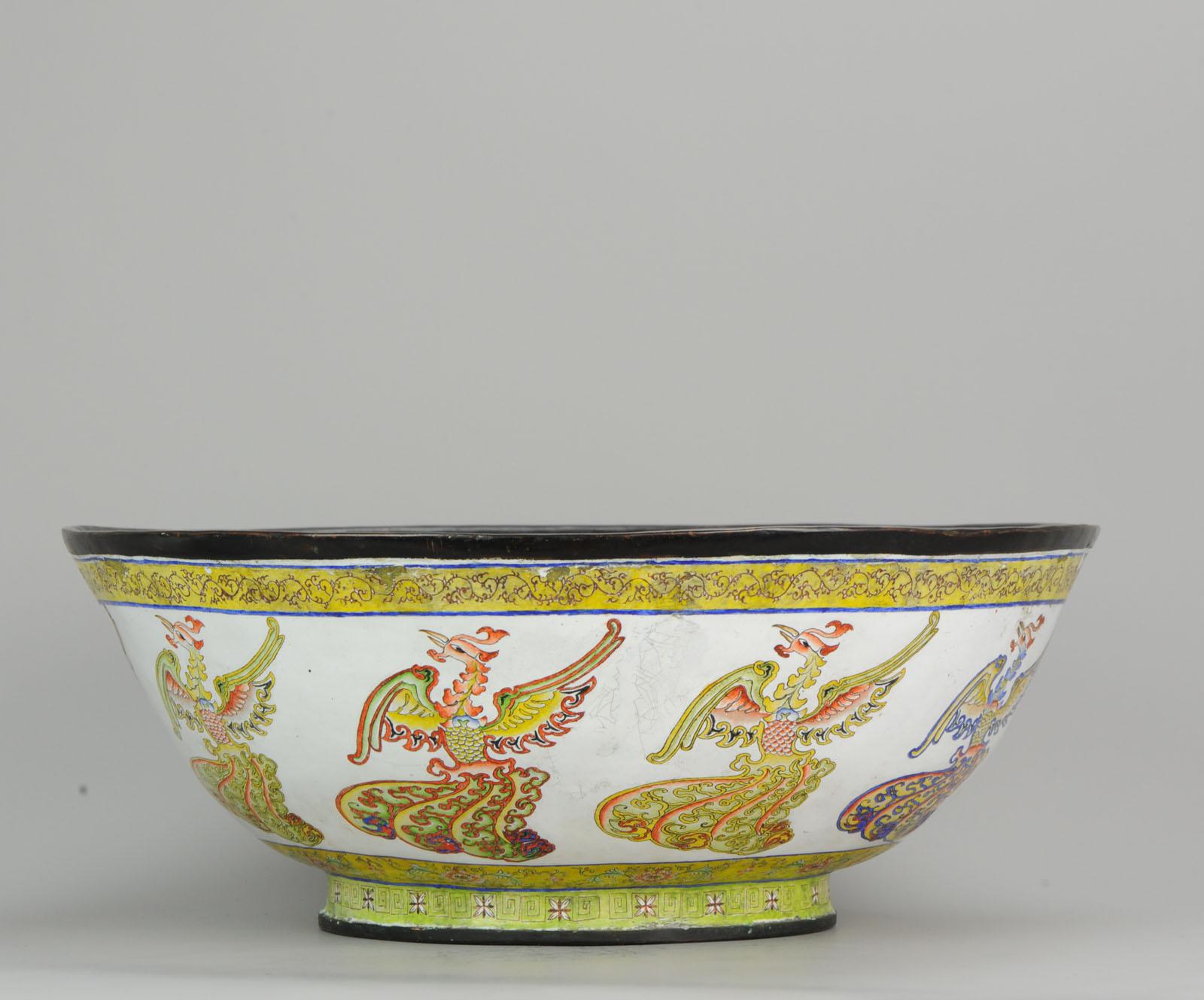 Porcelaine Ancien grand bol cantonéen marqué Kangxi, marqué du palais de Bejing et dragon chinois en vente