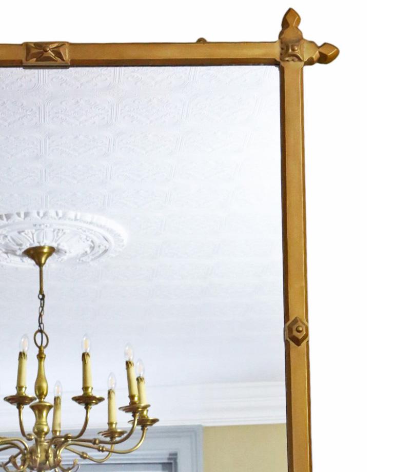 XIXe siècle Grand miroir mural doré du 19ème siècle de qualité Arts and Crafts en vente