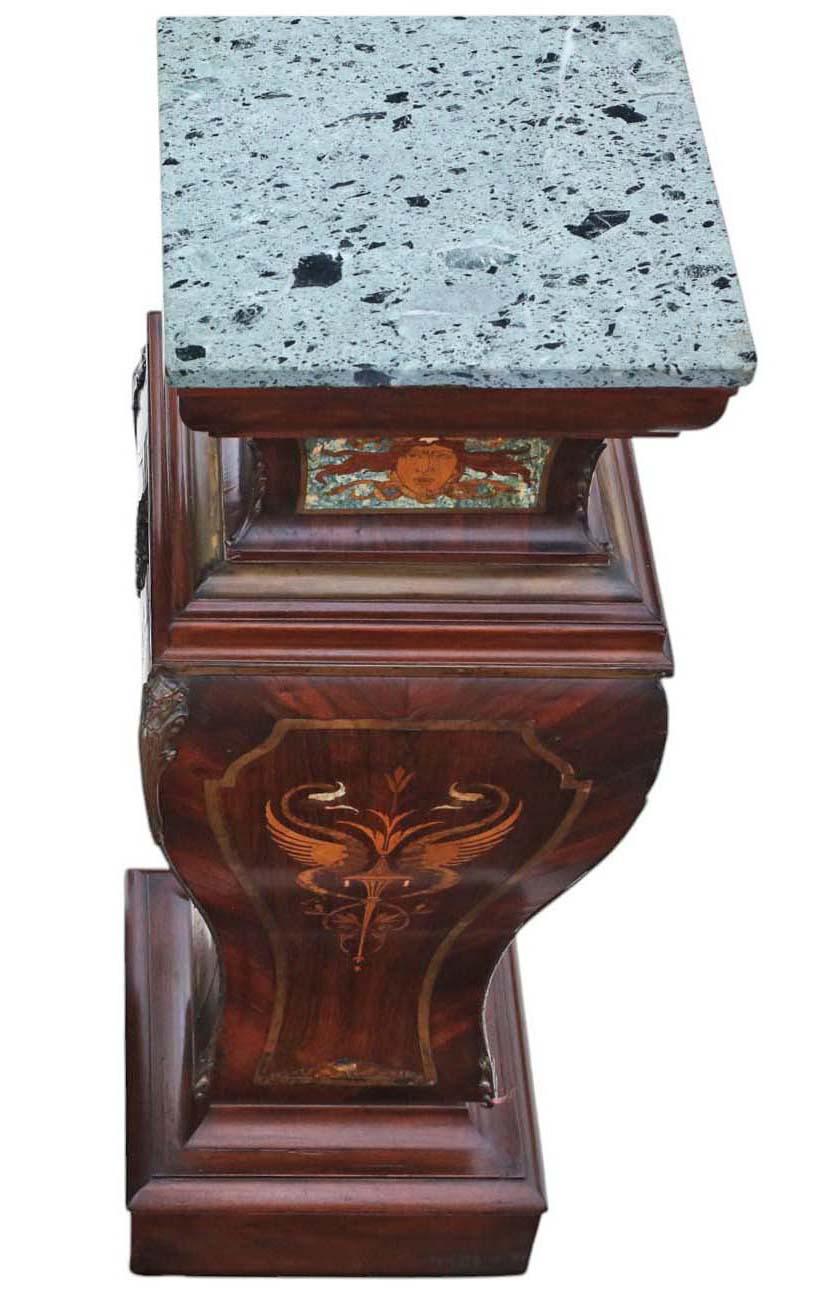 Ancienne Grande Statue Jardinière Néoclassique du 19ème siècle - Guéridon en Marqueterie avec Montures en Ormolu et Plateau en Marbre

Cette étonnante jardinière néoclassique du XIXe siècle combine une marqueterie exquise, des montures en bronze