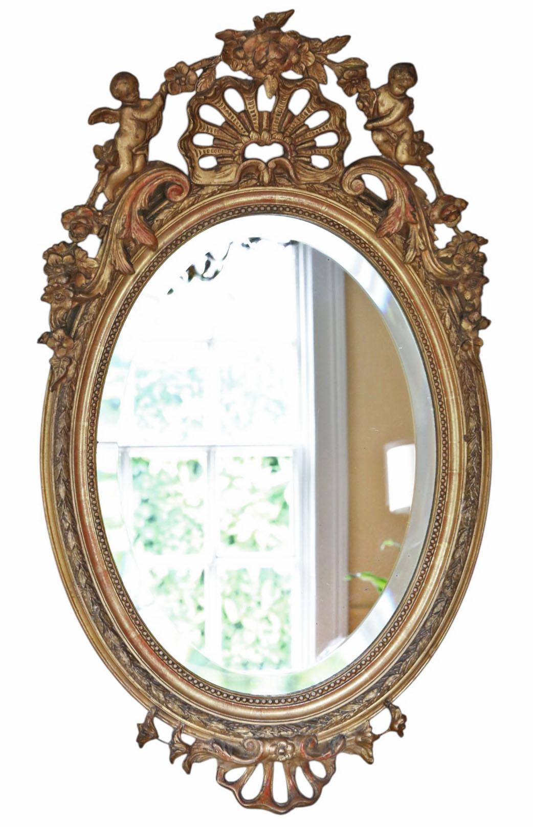 Ancien grand miroir mural ovale à trumeau doré du 19ème siècle - Elegant verre biseauté

Ajoutez un caractère intemporel à votre intérieur avec ce superbe miroir ovale doré ancien du XIXe siècle. Avec sa forme élégante, sa finition vieillie