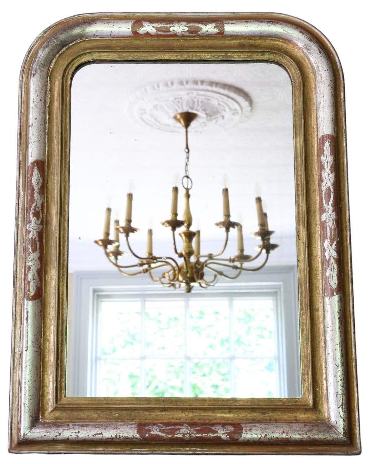 Grande specchio da parete d'argento e dorato della fine del XIX secolo - Design semplice e di alta qualità

Questo specchio da parete ha un design semplice ma d'impatto, che lo rende un'aggiunta accattivante a qualsiasi spazio adatto. Il telaio è