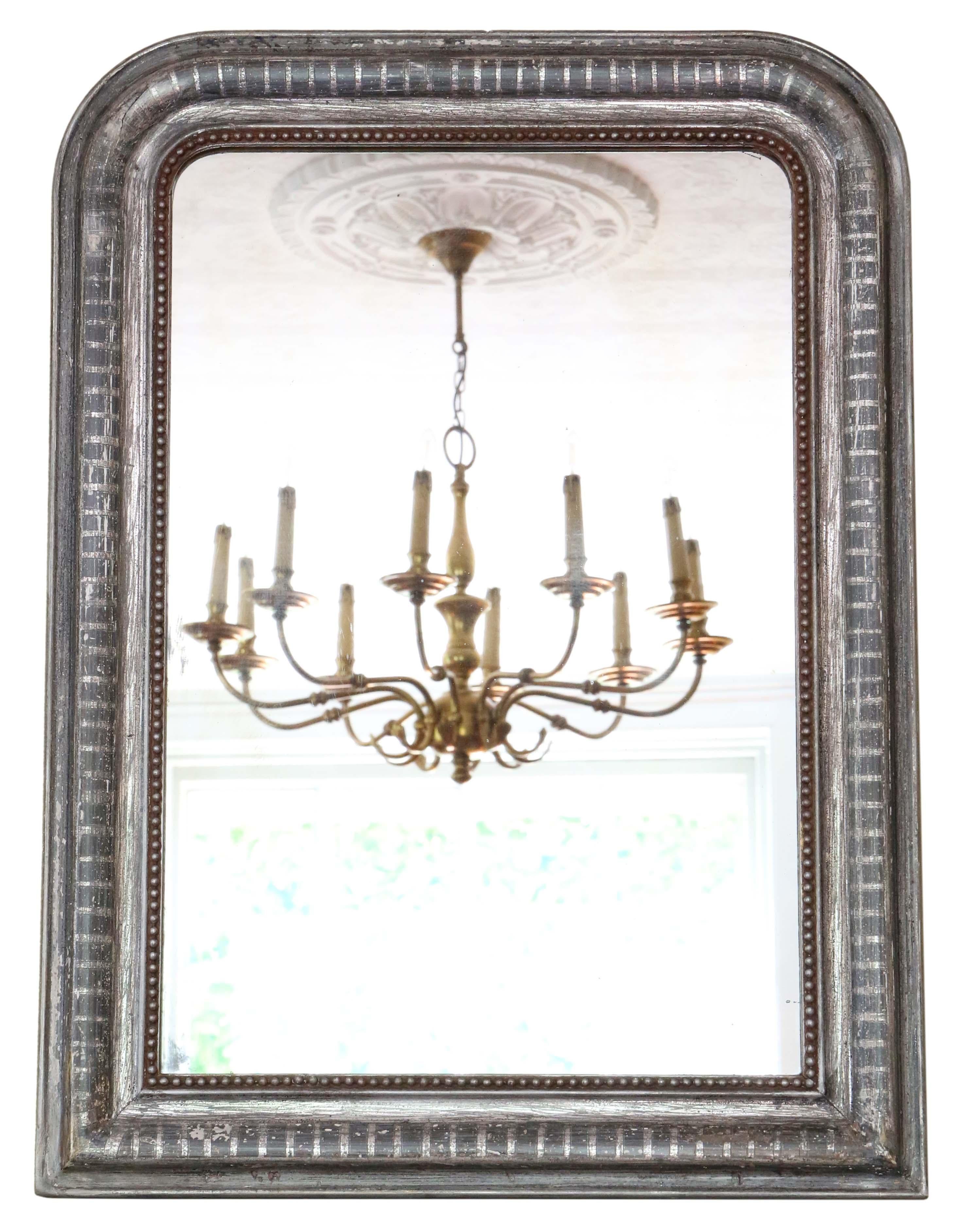Gran espejo de pared antiguo dorado de plata de finales del siglo XIX - Diseño sencillo de gran calidad

Este espejo de pared presenta un diseño sencillo pero llamativo, que lo convierte en un complemento cautivador para cualquier espacio adecuado.