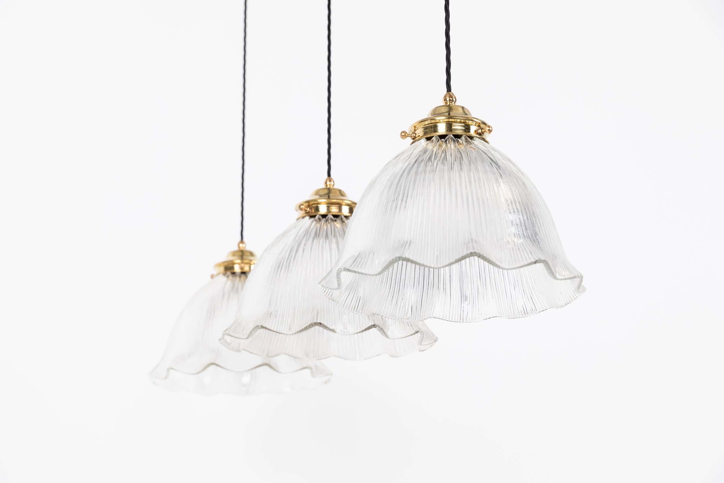 Inglese Antico grande ciondolo in vetro prismatico a balze di 30 cm in stile Holophane. c.1930 in vendita