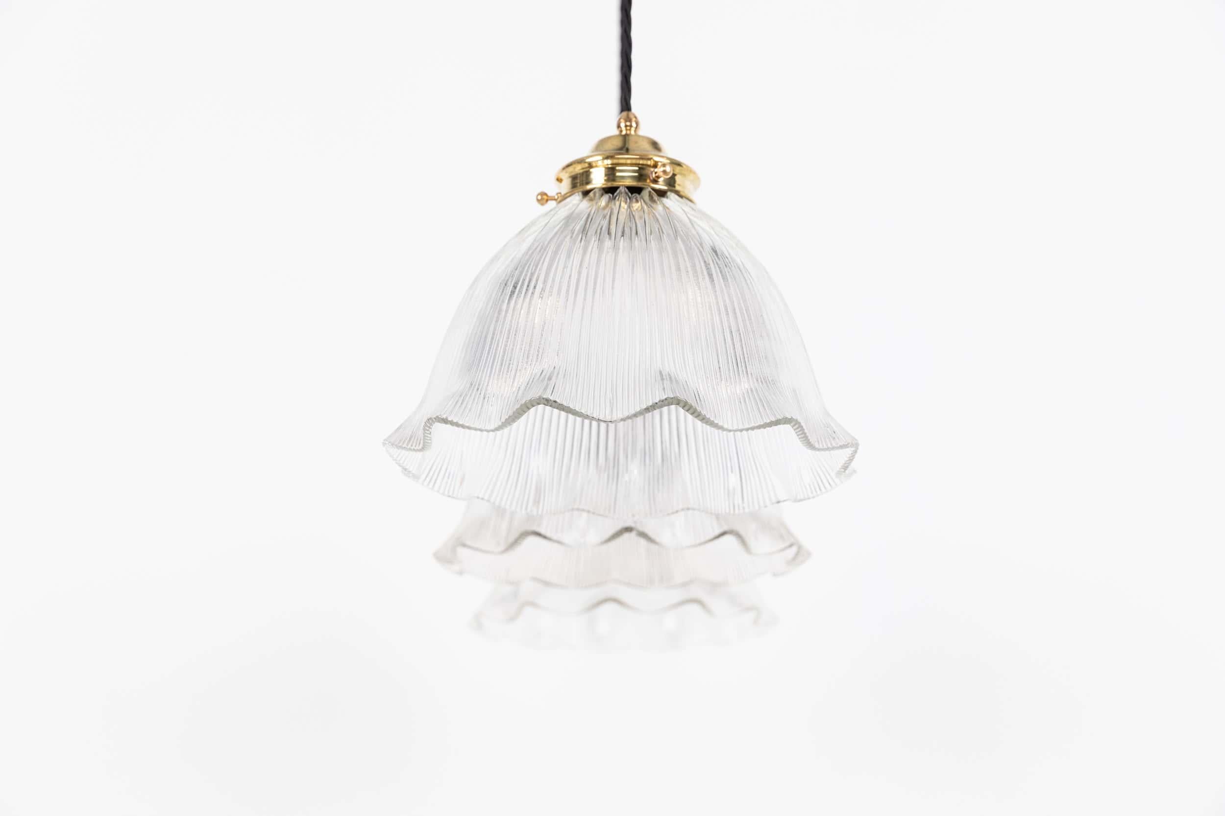 Antico grande ciondolo in vetro prismatico a balze di 30 cm in stile Holophane. c.1930 in vendita 1