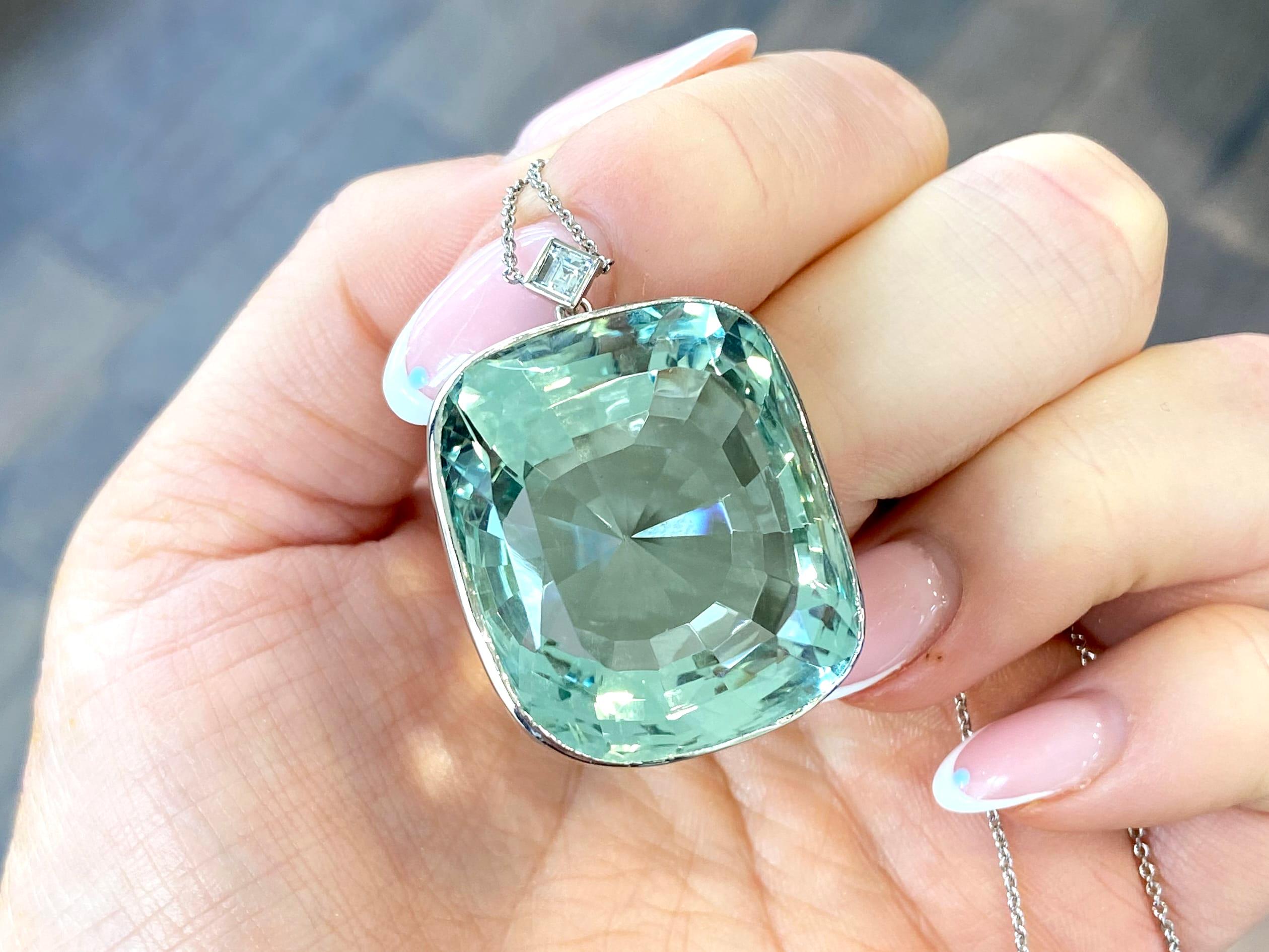 Antiker großer 71,50 Karat Aquamarin-Anhänger aus Platin mit Kissenschliff im Zustand „Hervorragend“ im Angebot in Jesmond, Newcastle Upon Tyne
