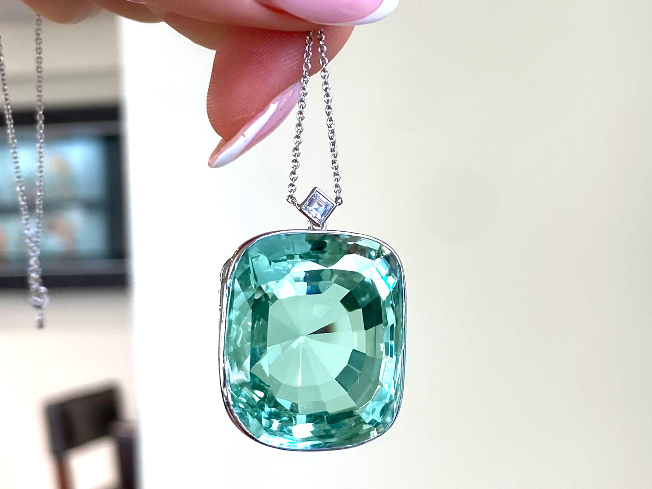 Antiker großer 71,50 Karat Aquamarin-Anhänger aus Platin mit Kissenschliff für Damen oder Herren im Angebot