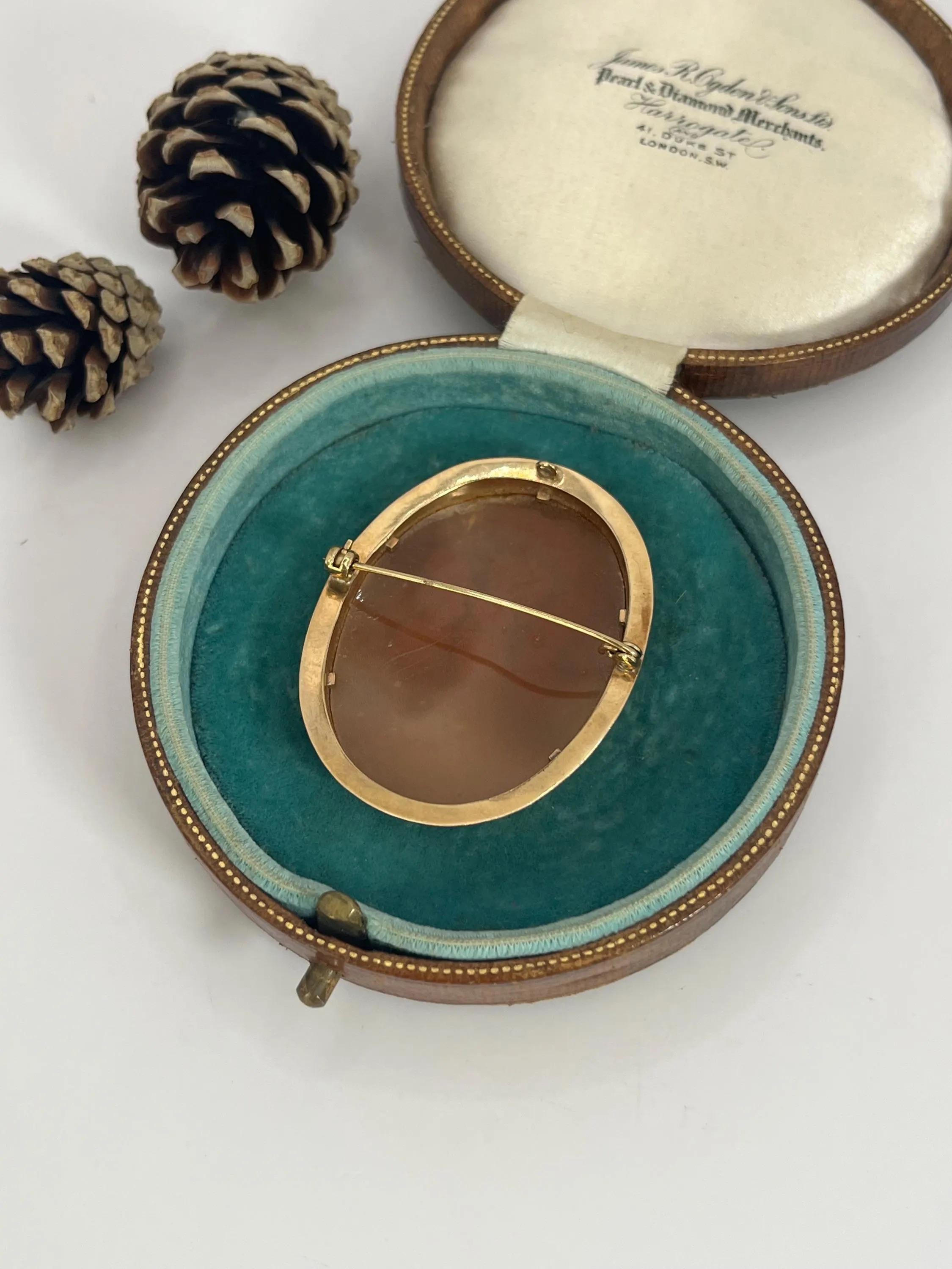 Antique Large 9ct Gold, 1920s Three Graces Shell Cameo Portrait Brooch For Sale 7