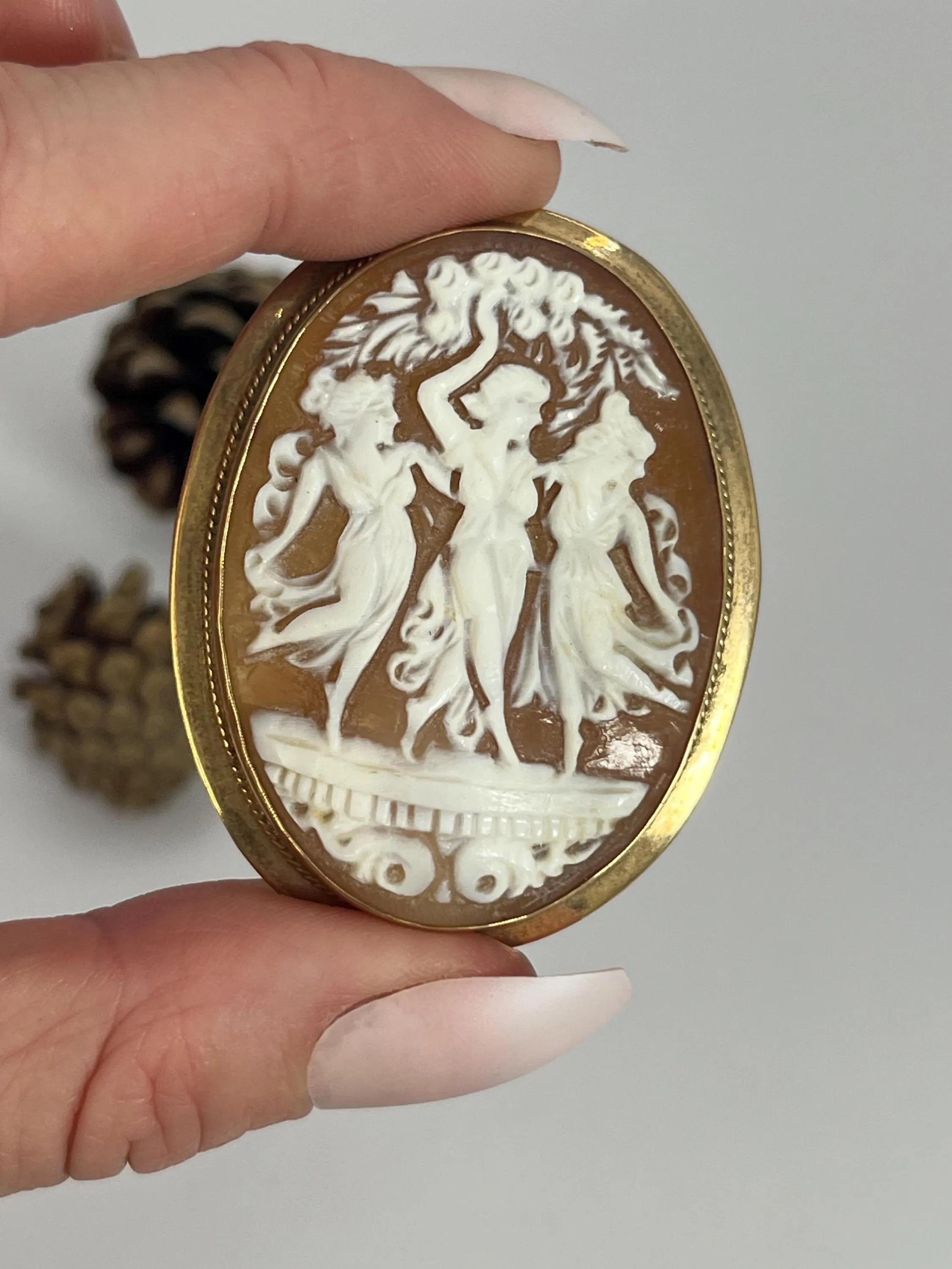 Antique Large 9ct Gold, 1920s Three Graces Shell Cameo Portrait Brooch For Sale 10